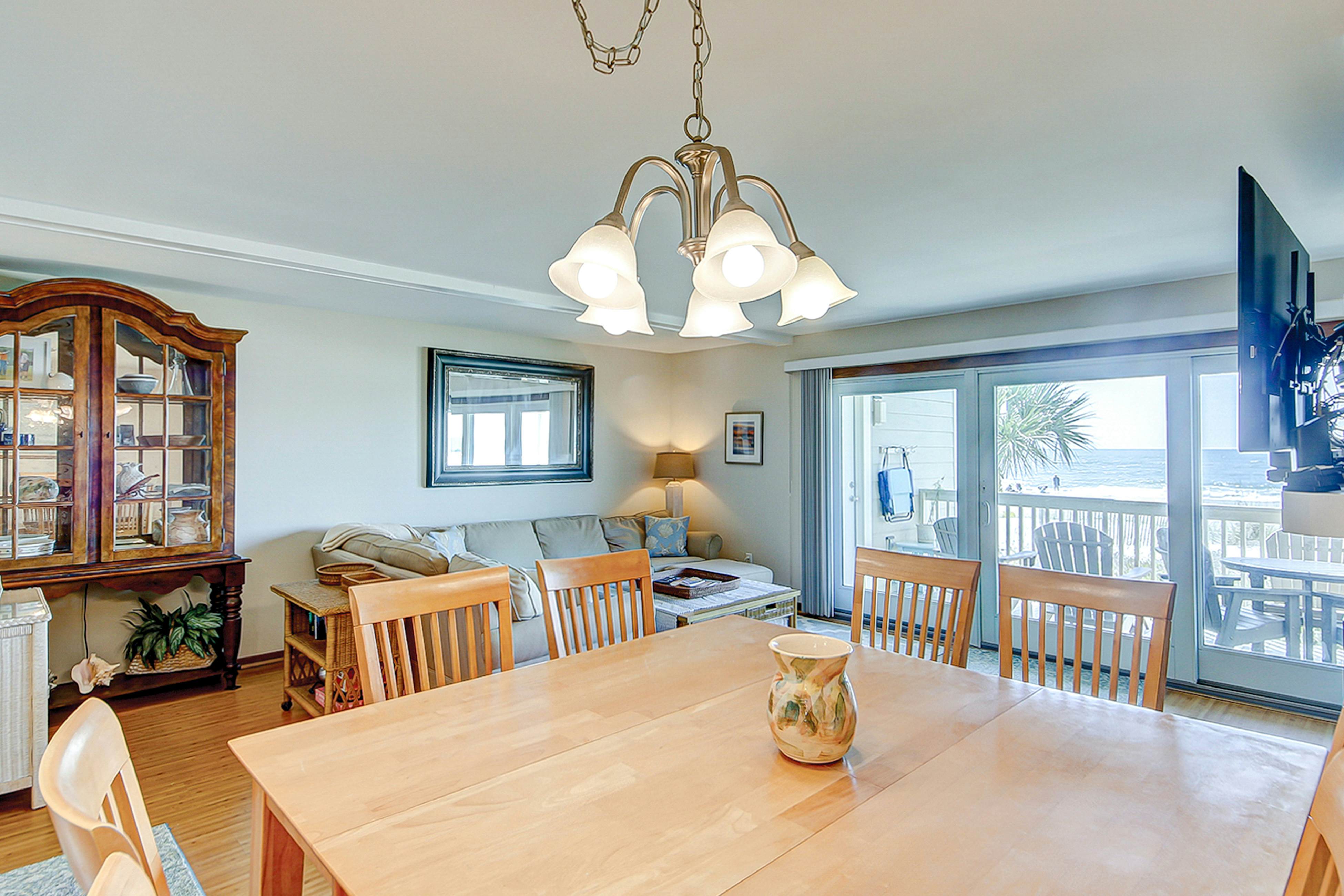 Oceanfront beach condo with WiFi, washer/dryer, pool - snowbirds welcome