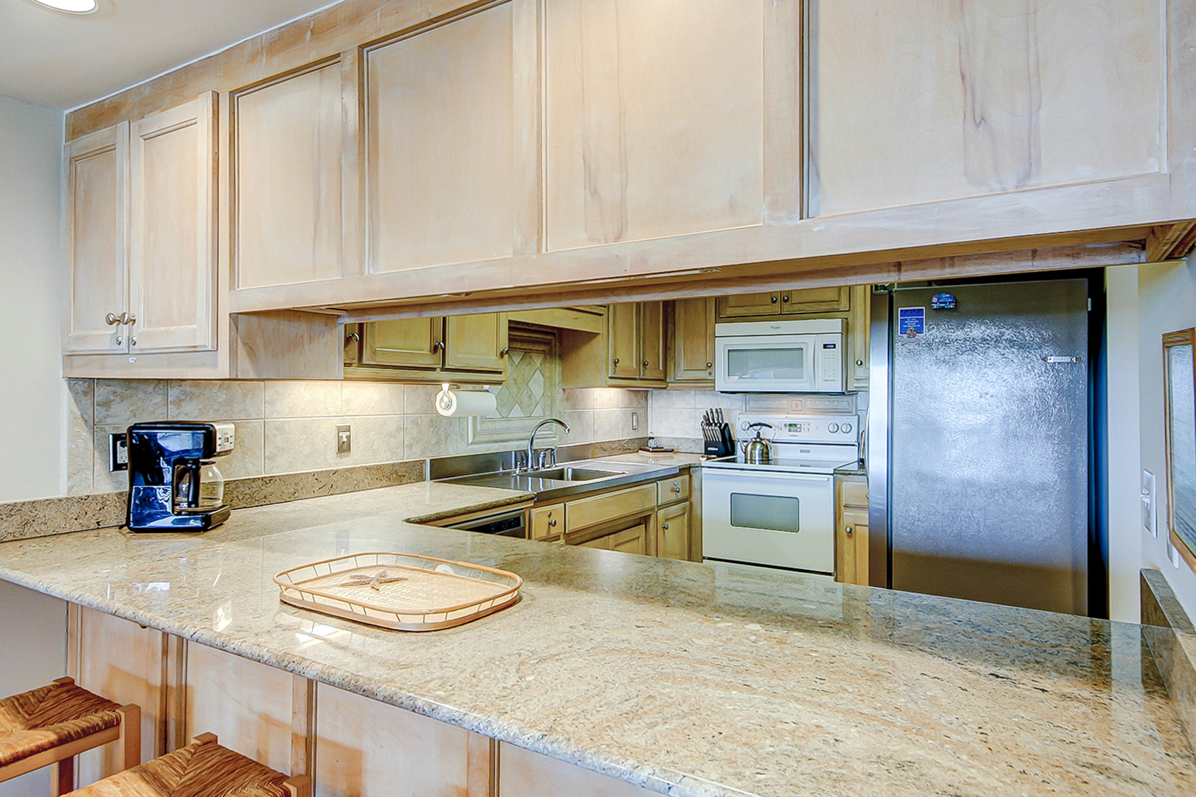 Oceanfront beach condo with WiFi, washer/dryer, pool - snowbirds welcome