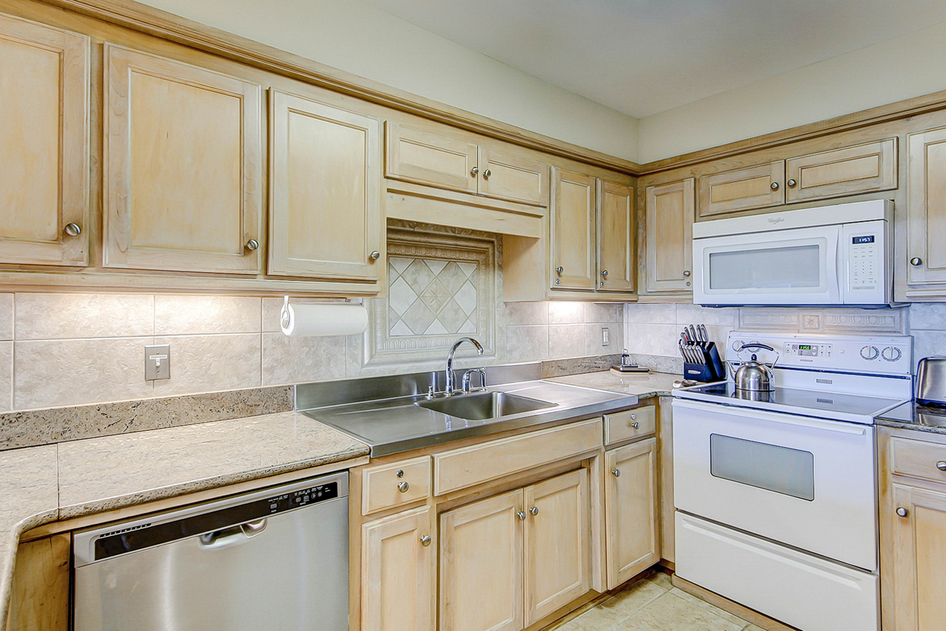 Oceanfront beach condo with WiFi, washer/dryer, pool - snowbirds welcome