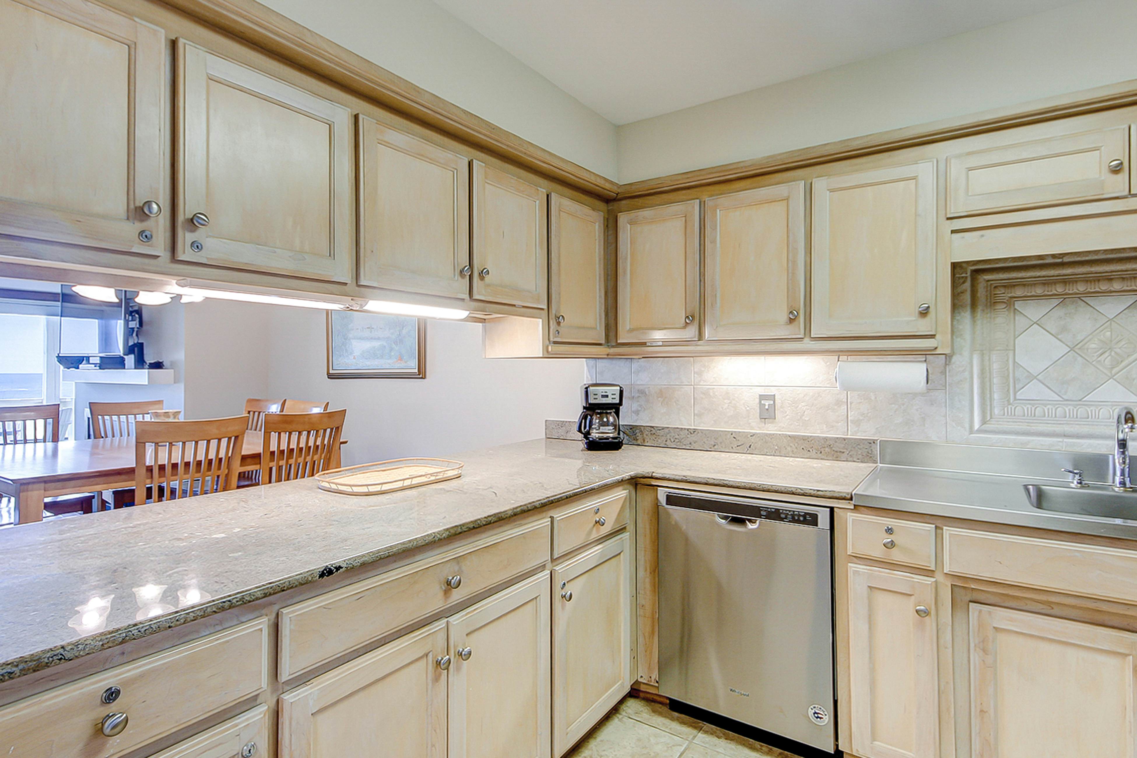 Oceanfront beach condo with WiFi, washer/dryer, pool - snowbirds welcome