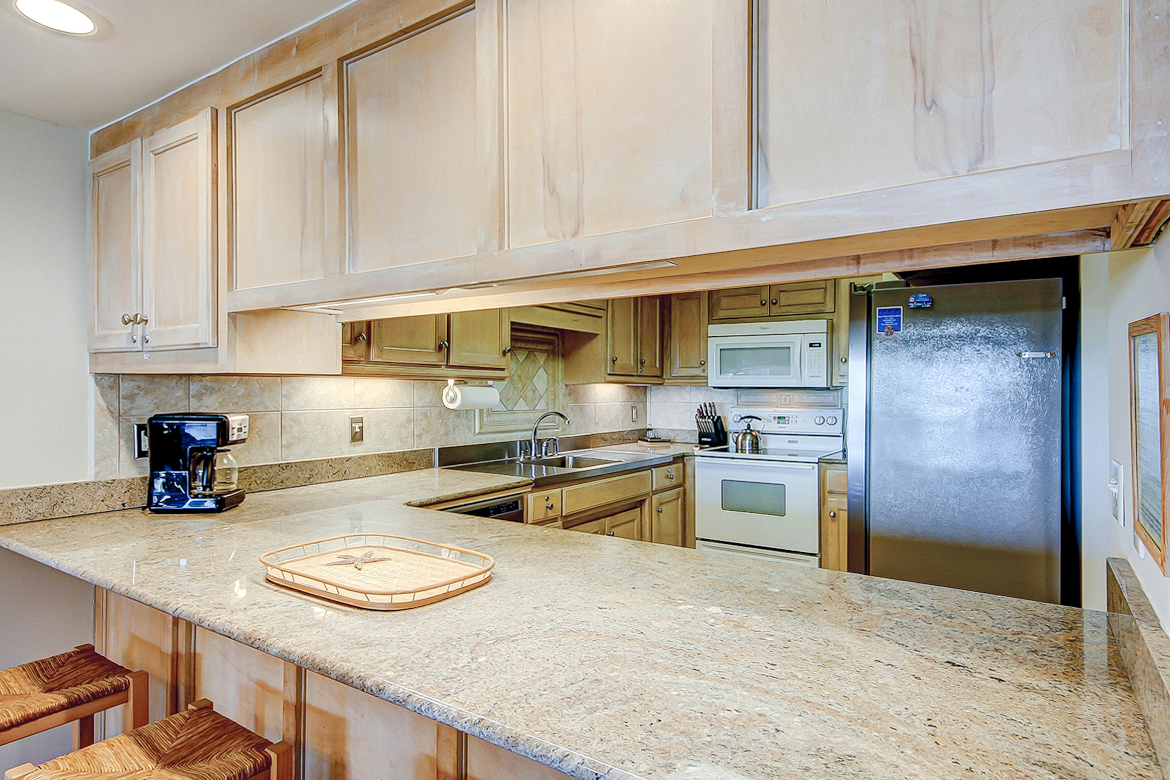 Oceanfront beach condo with WiFi, washer/dryer, pool - snowbirds welcome