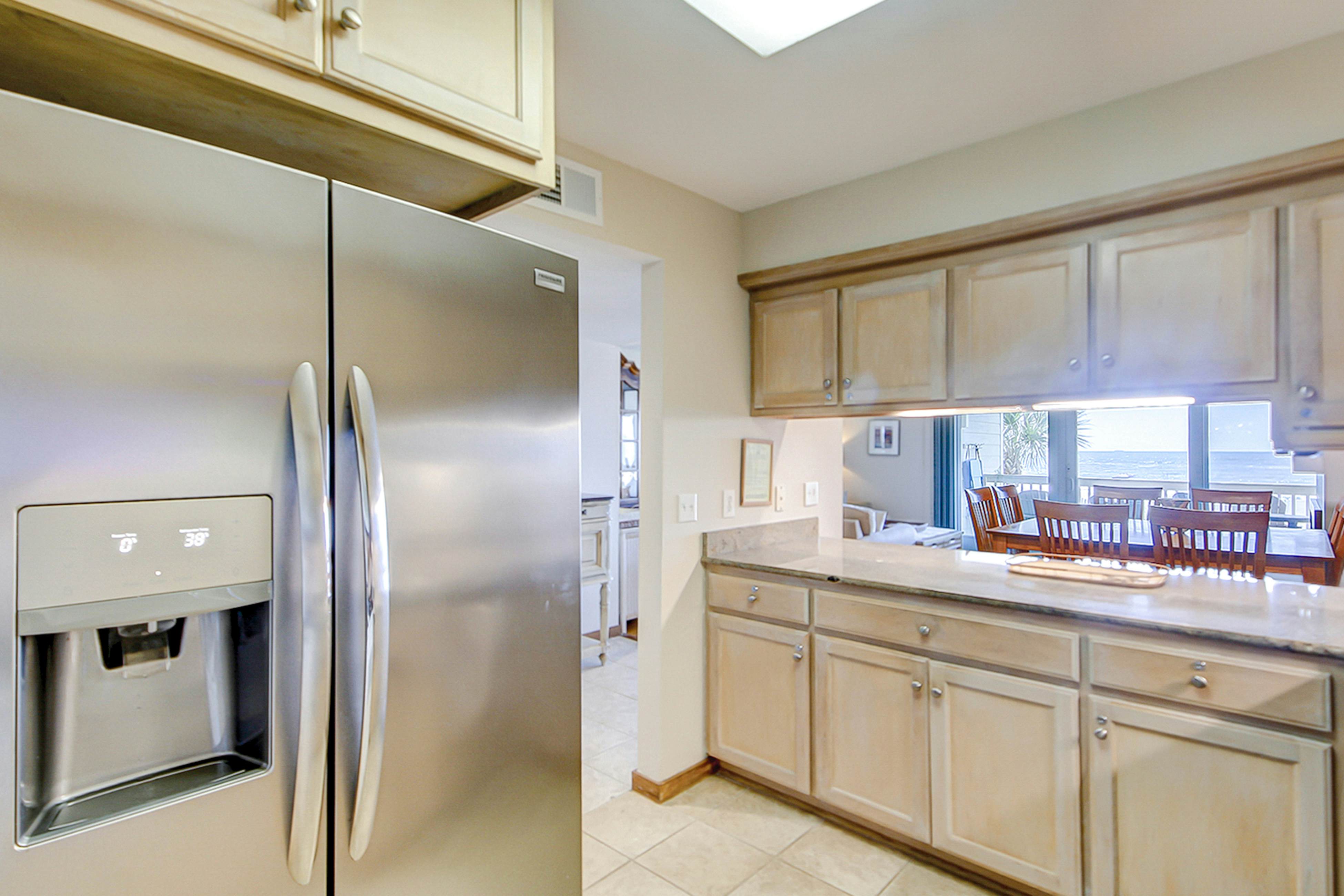 Oceanfront beach condo with WiFi, washer/dryer, pool - snowbirds welcome