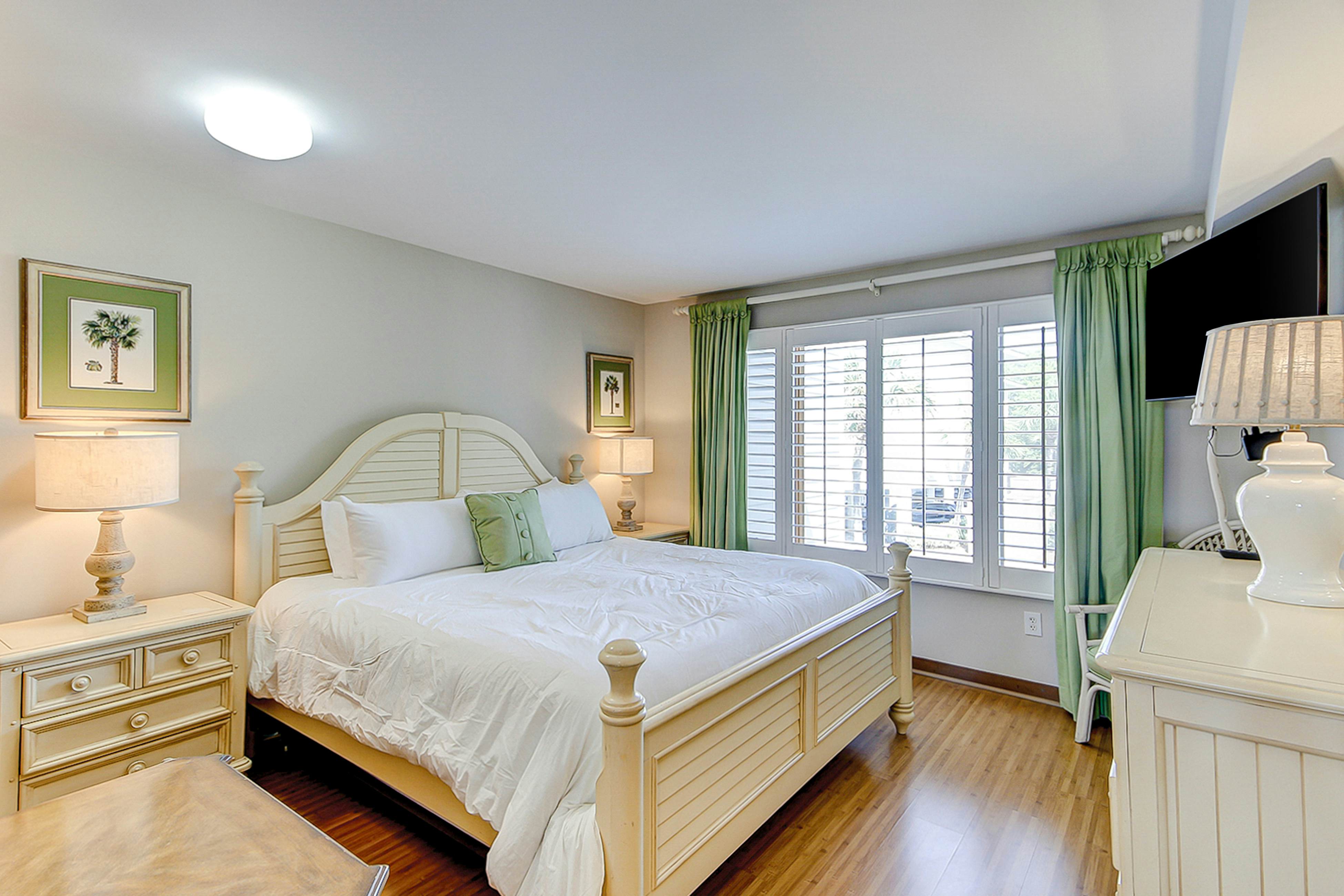 Oceanfront beach condo with WiFi, washer/dryer, pool - snowbirds welcome