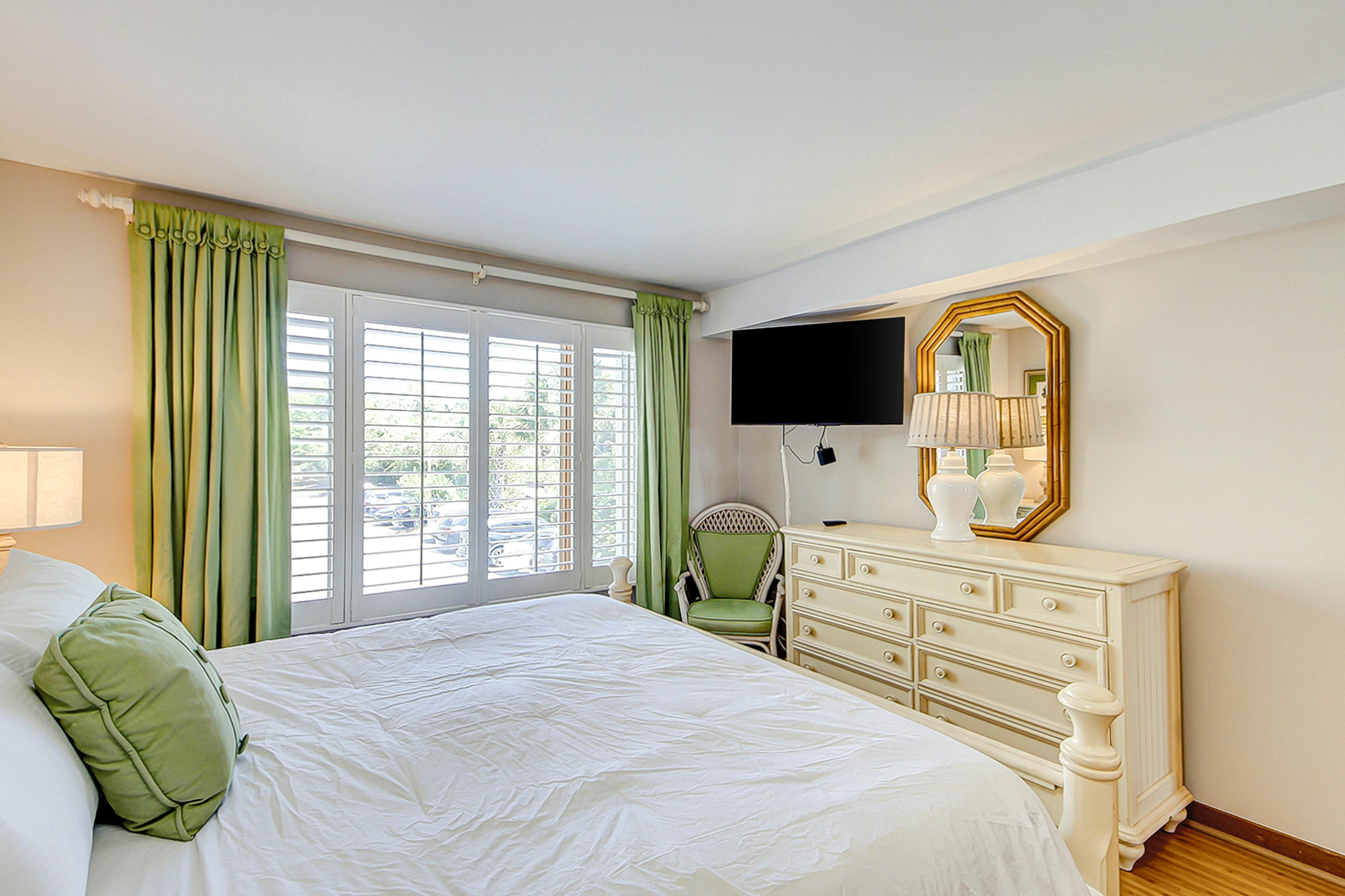 Oceanfront beach condo with WiFi, washer/dryer, pool - snowbirds welcome