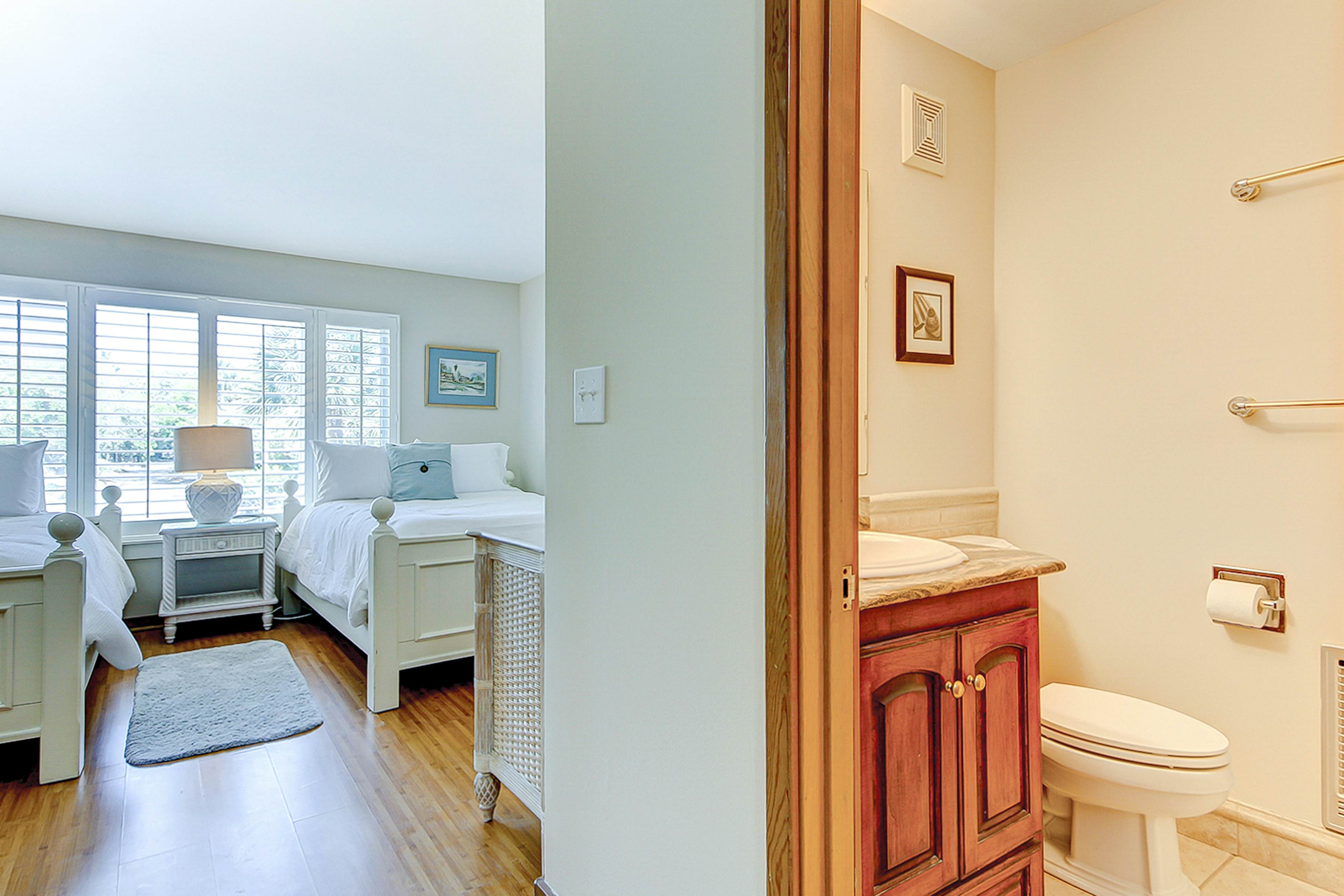 Oceanfront beach condo with WiFi, washer/dryer, pool - snowbirds welcome