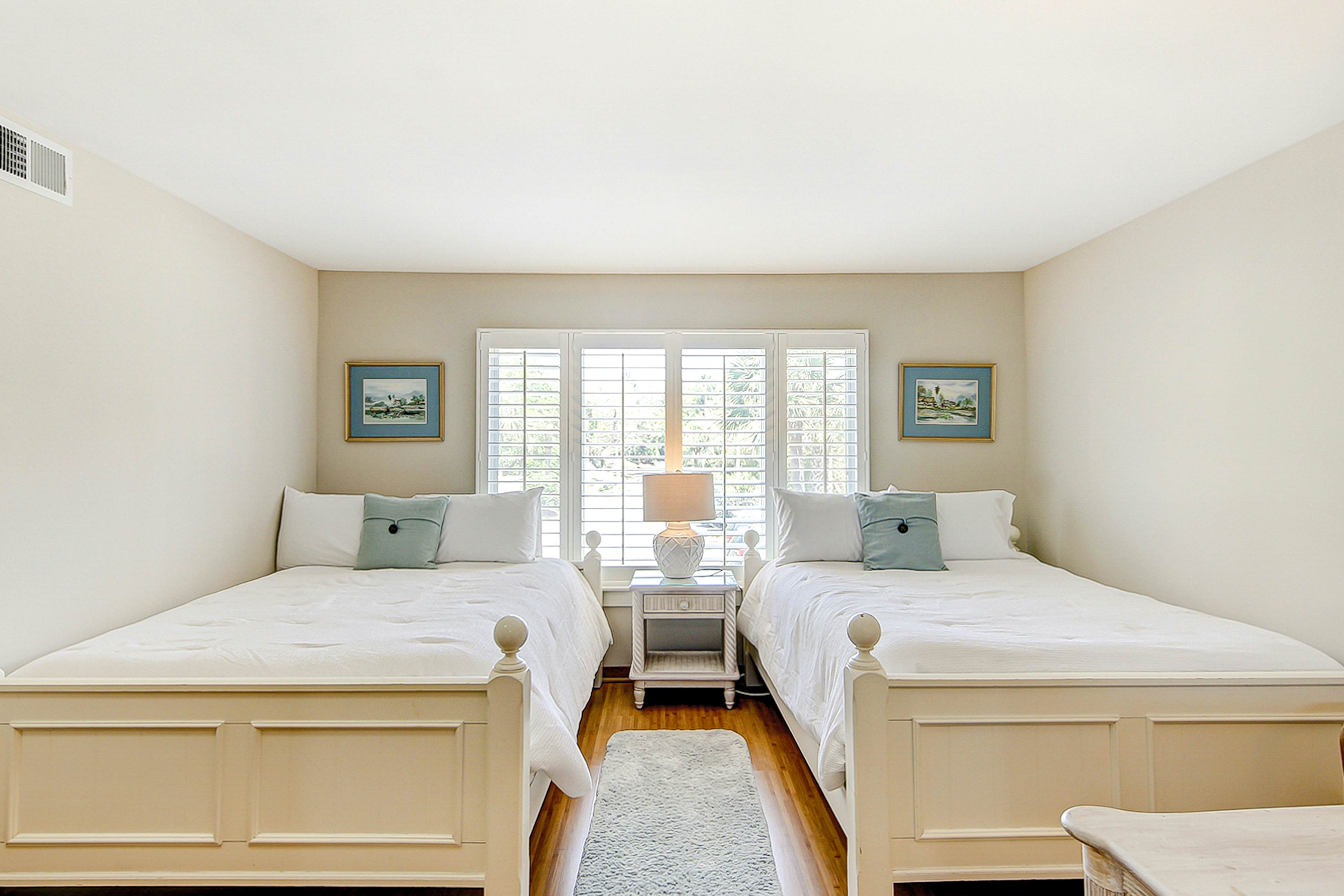 Oceanfront beach condo with WiFi, washer/dryer, pool - snowbirds welcome