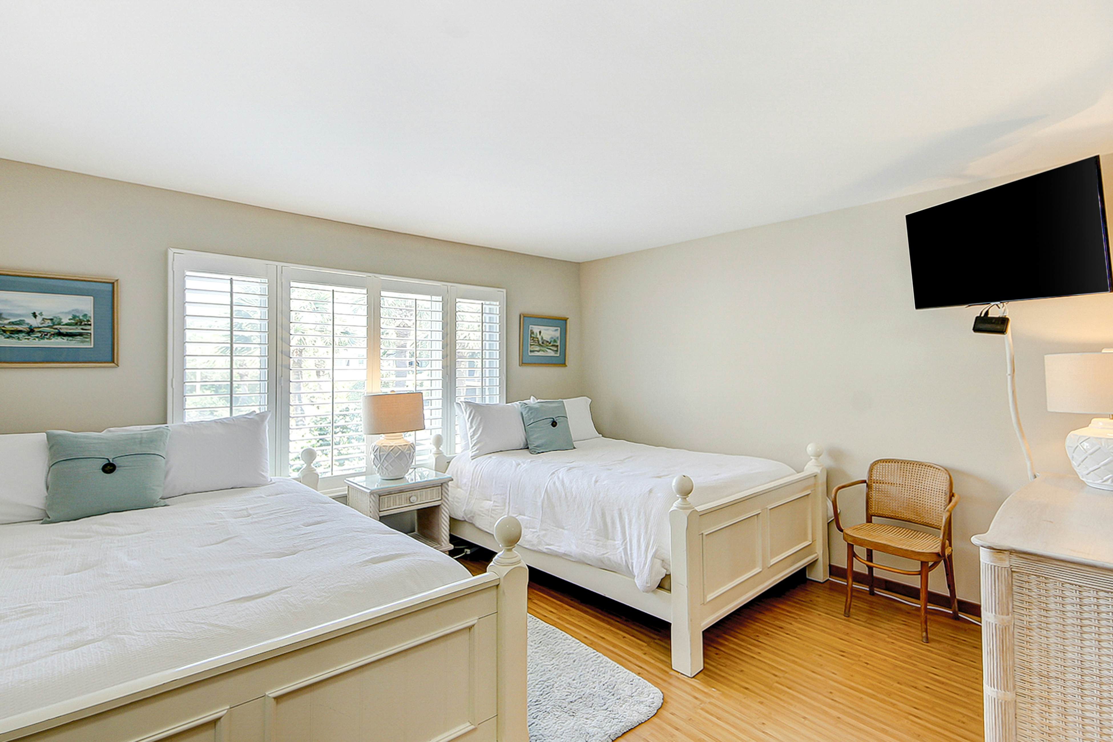 Oceanfront beach condo with WiFi, washer/dryer, pool - snowbirds welcome