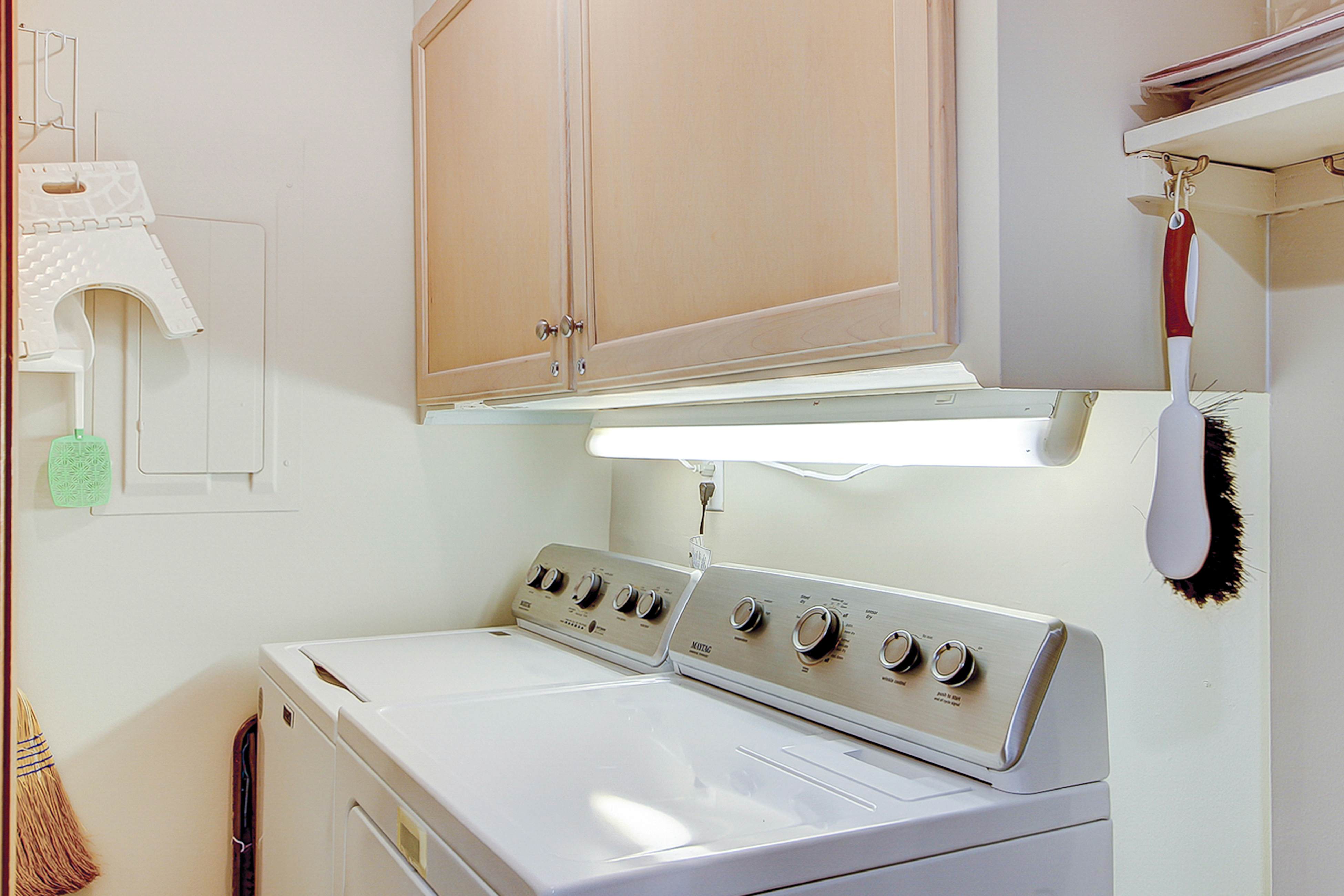 Oceanfront beach condo with WiFi, washer/dryer, pool - snowbirds welcome