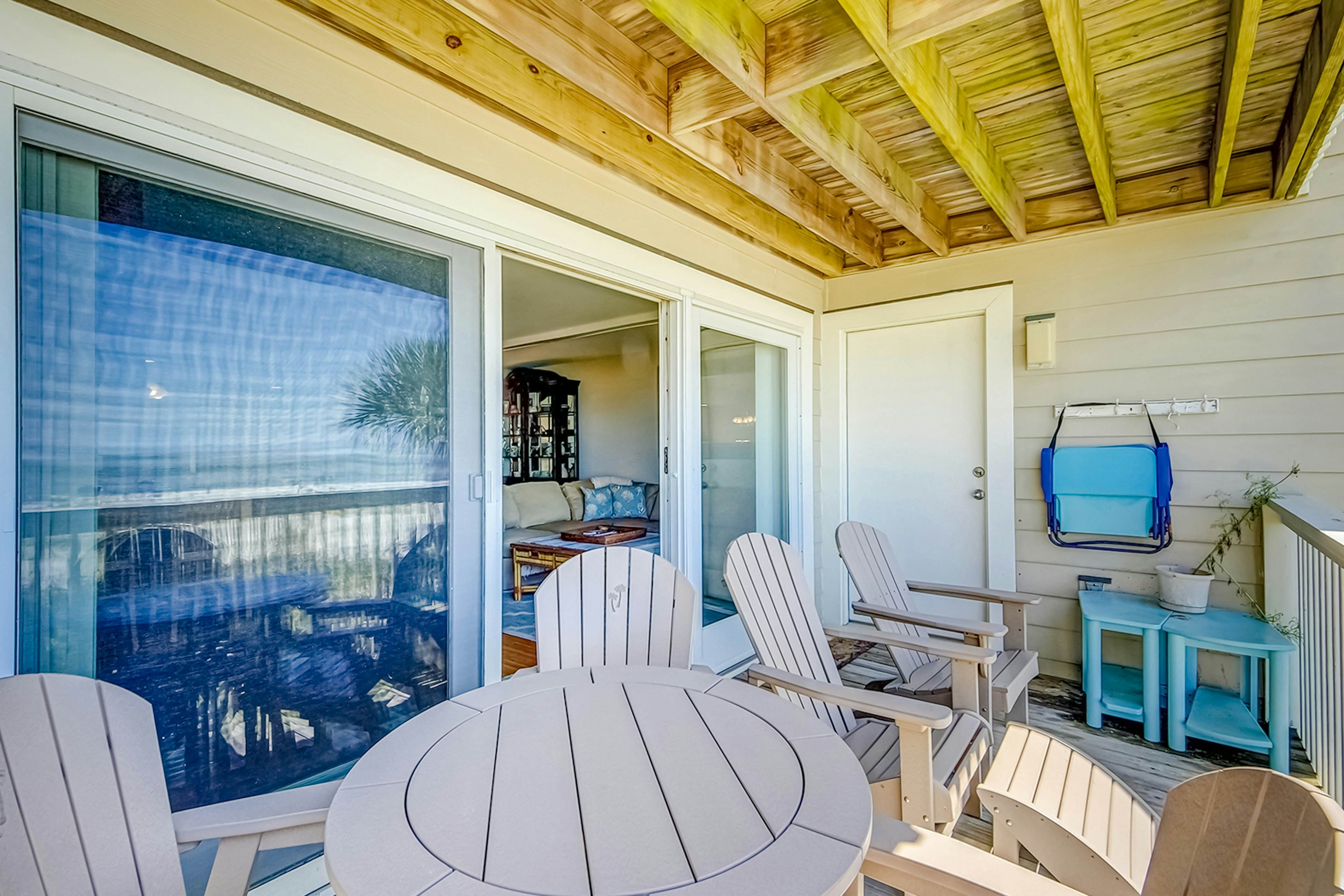 Oceanfront beach condo with WiFi, washer/dryer, pool - snowbirds welcome