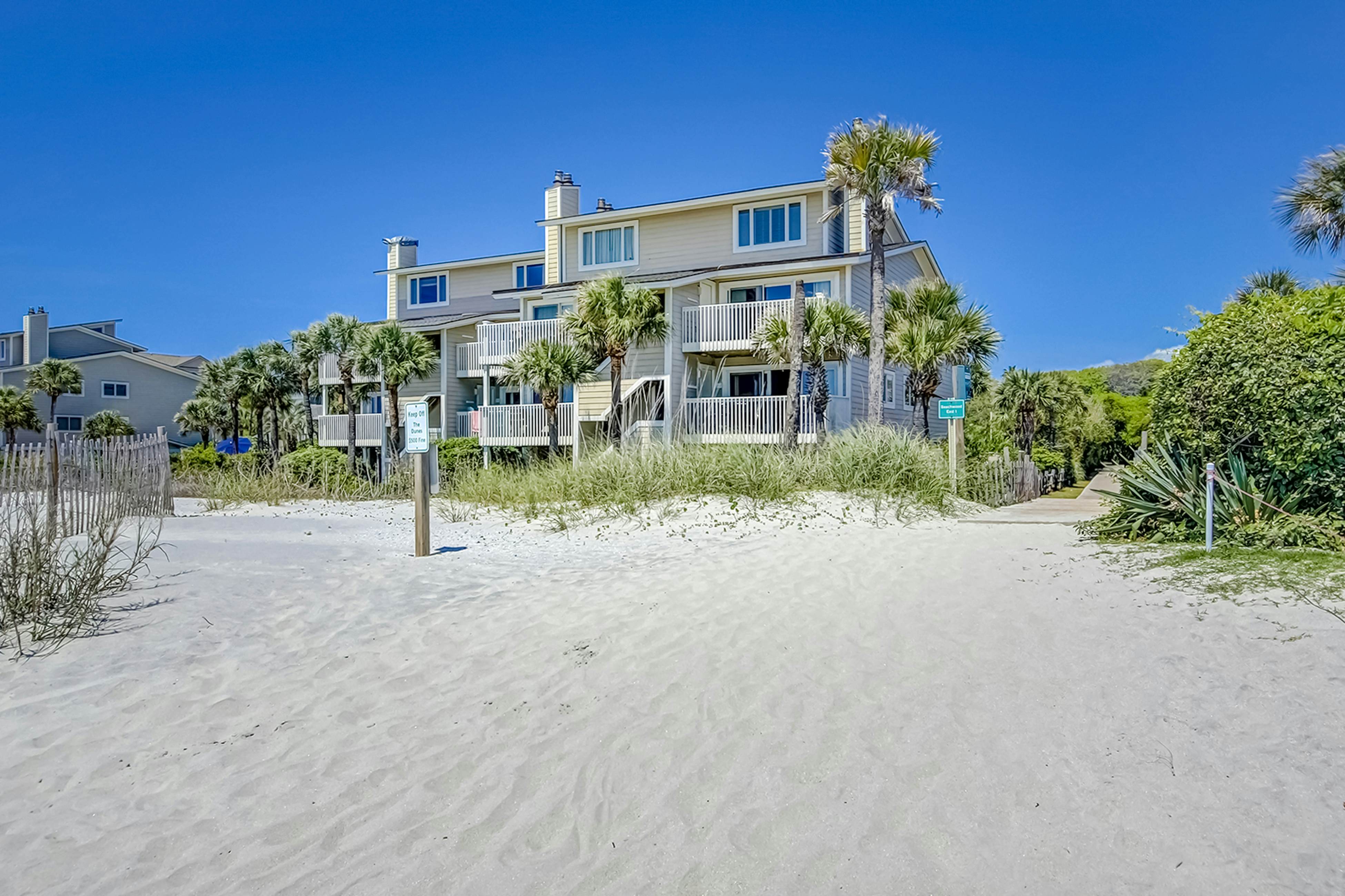 Oceanfront beach condo with WiFi, washer/dryer, pool - snowbirds welcome