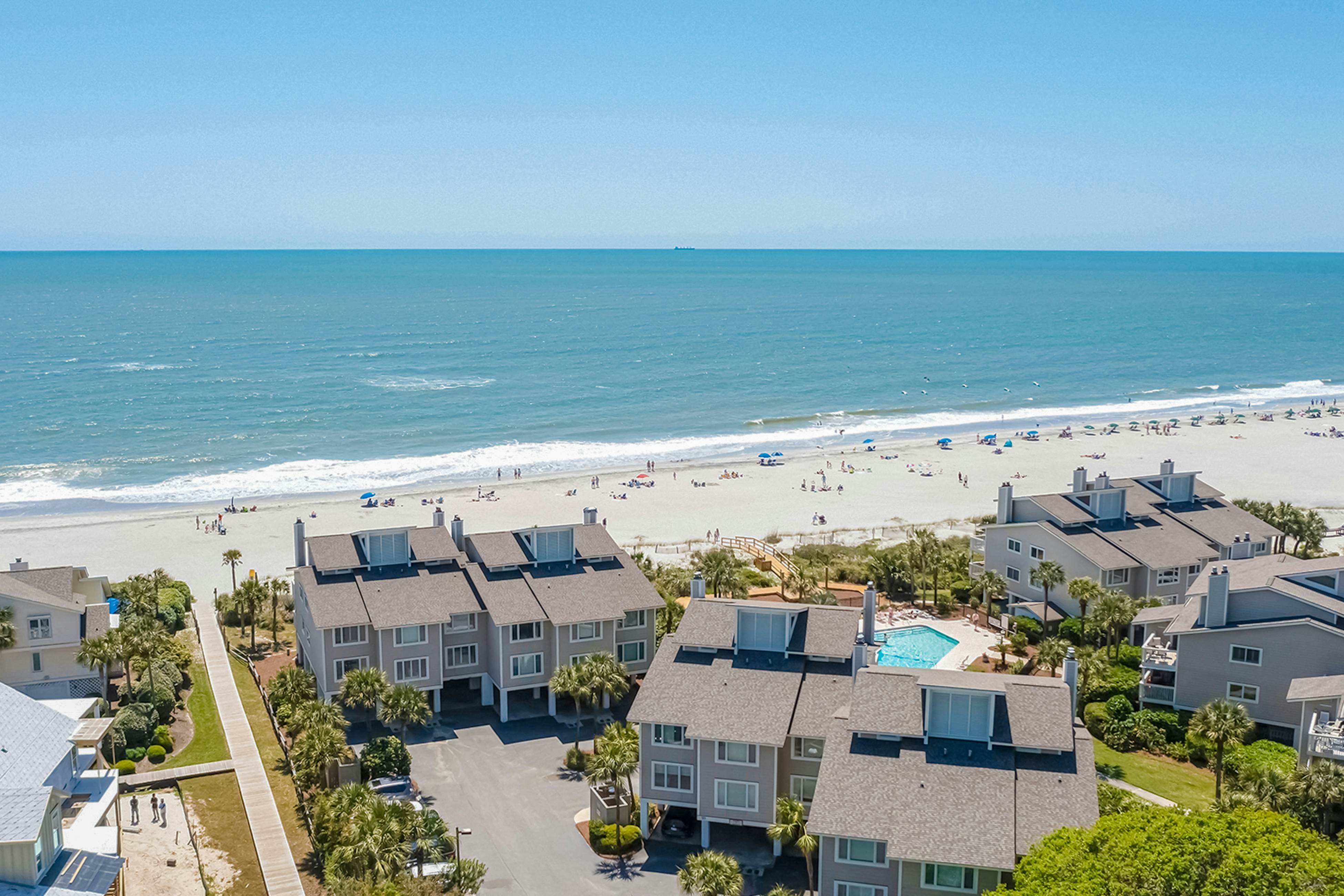 Oceanfront beach condo with WiFi, washer/dryer, pool - snowbirds welcome
