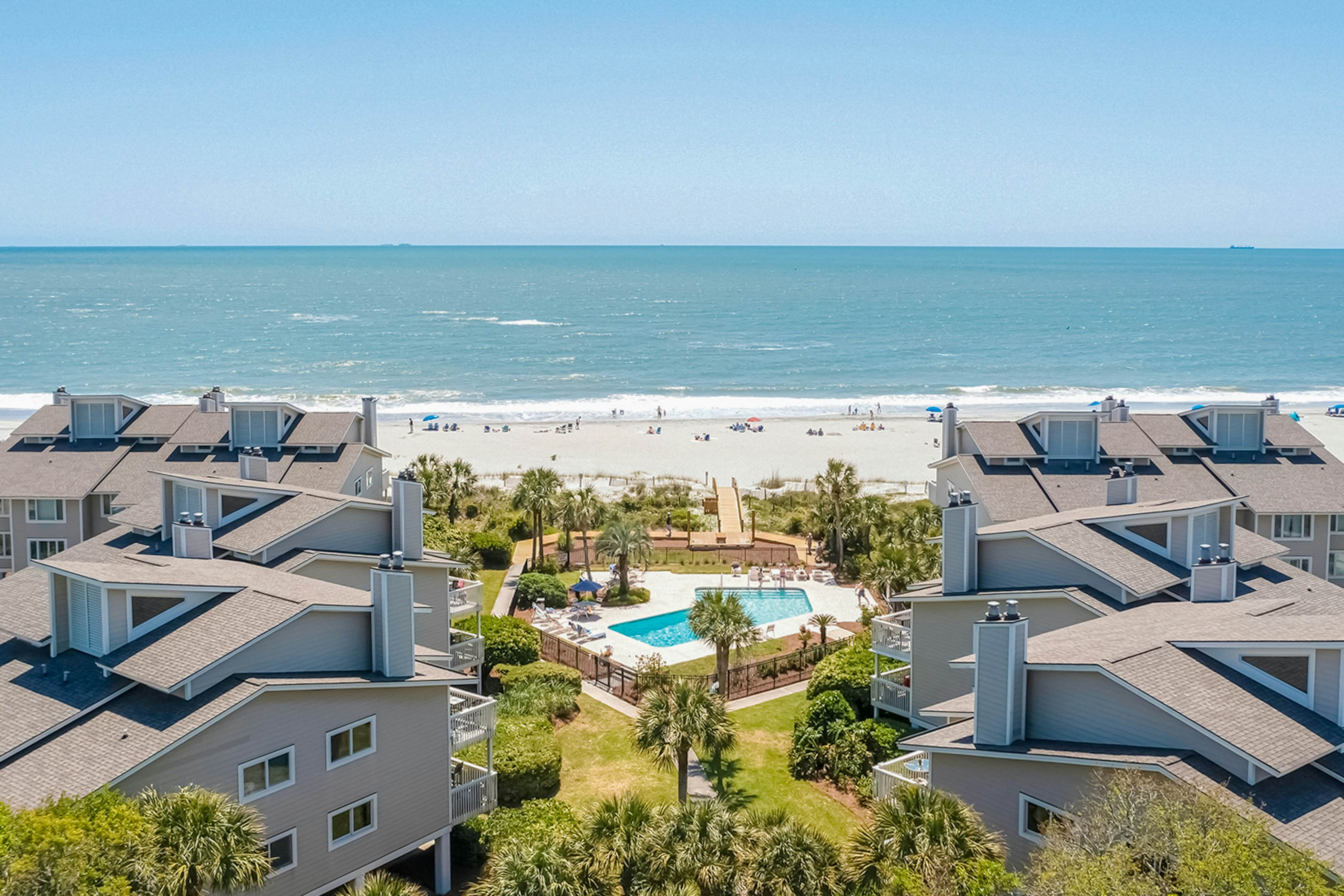 Oceanfront beach condo with WiFi, washer/dryer, pool - snowbirds welcome