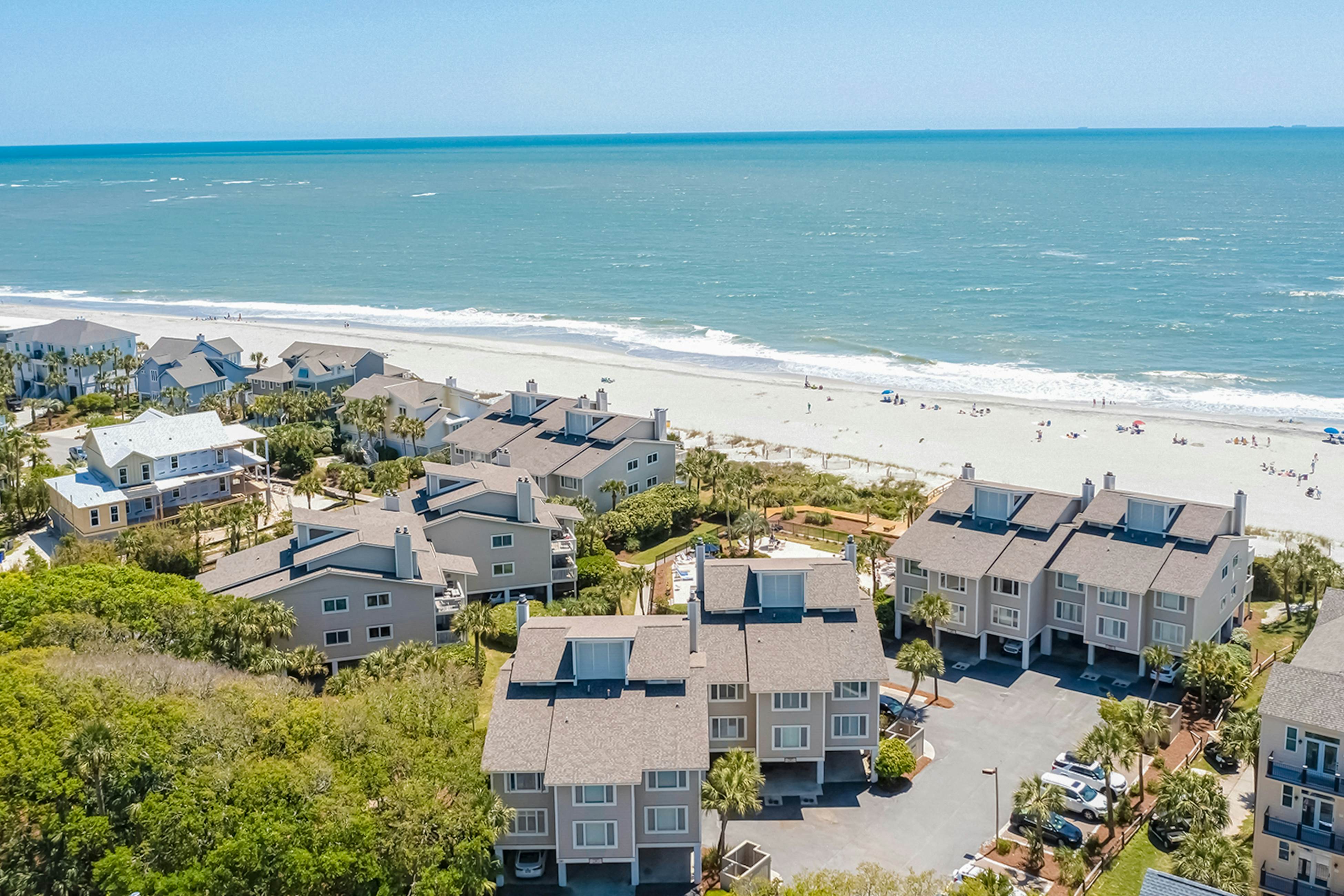Oceanfront beach condo with WiFi, washer/dryer, pool - snowbirds welcome