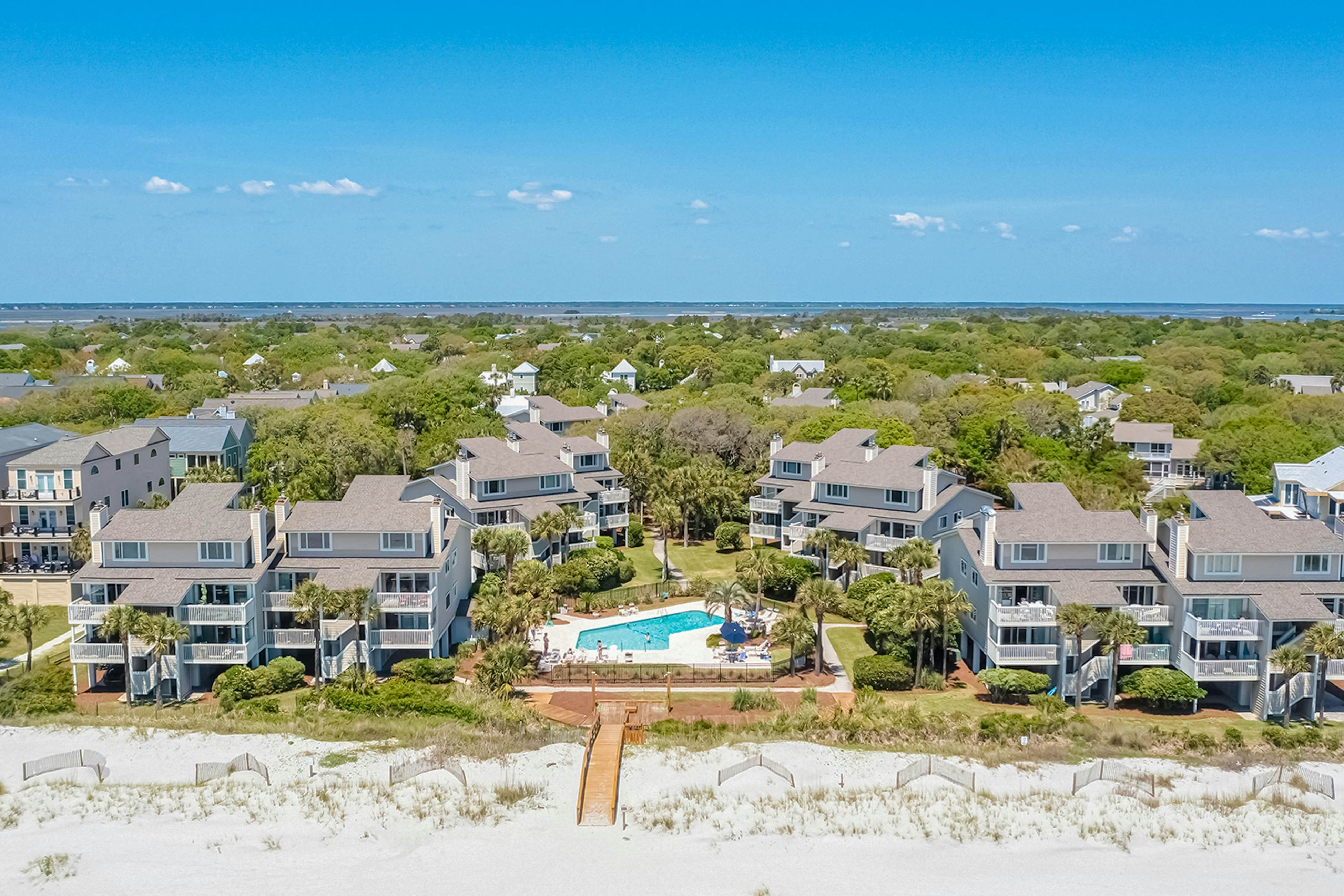 Oceanfront beach condo with WiFi, washer/dryer, pool - snowbirds welcome