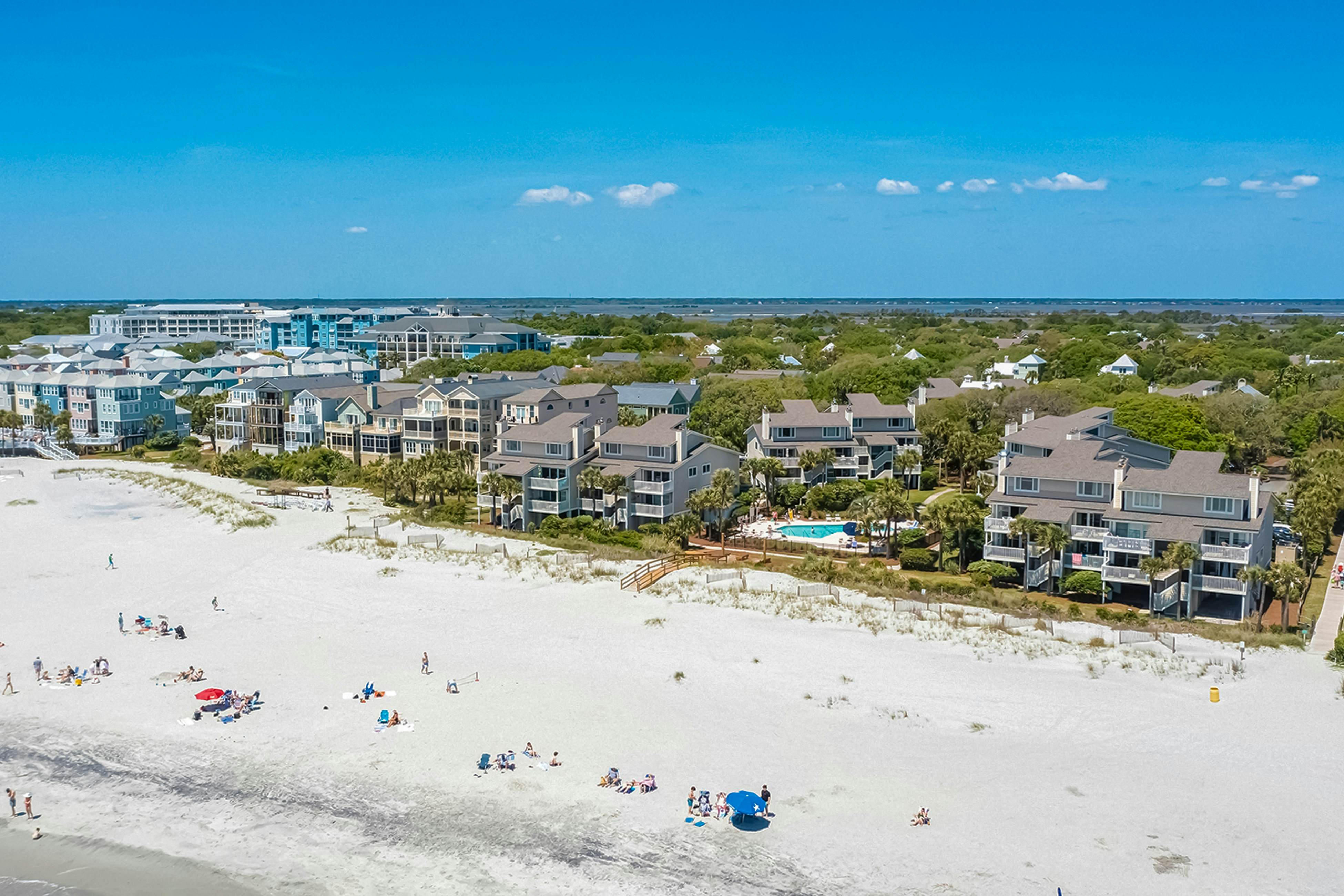 Oceanfront beach condo with WiFi, washer/dryer, pool - snowbirds welcome