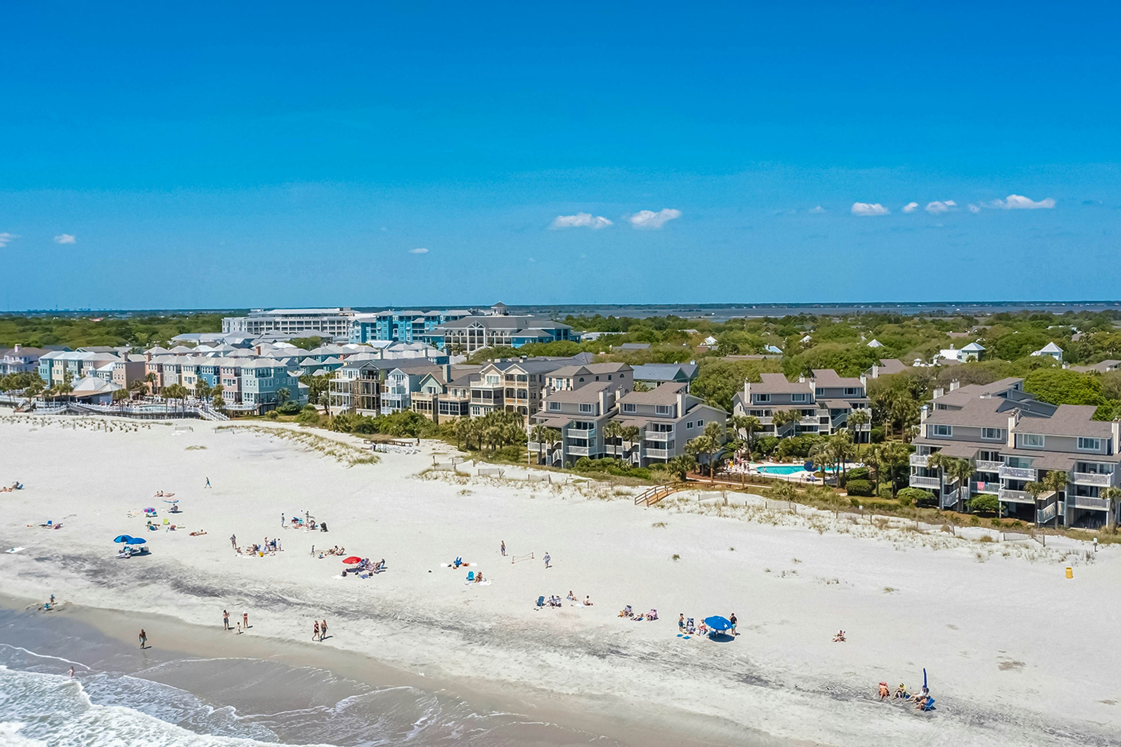 Oceanfront beach condo with WiFi, washer/dryer, pool - snowbirds welcome