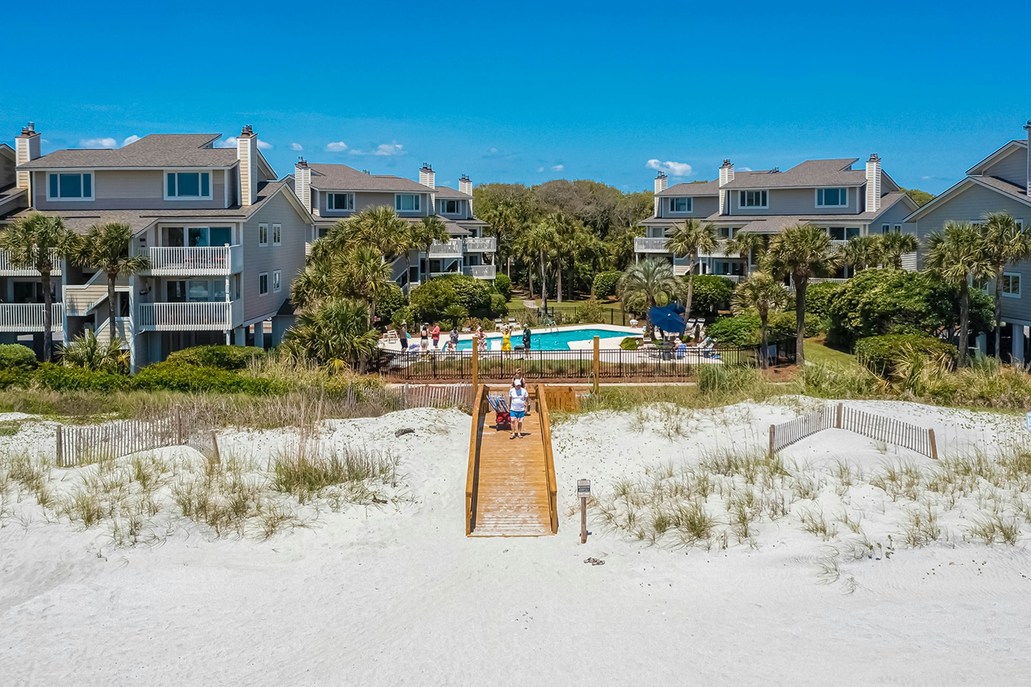 Oceanfront beach condo with WiFi, washer/dryer, pool - snowbirds welcome
