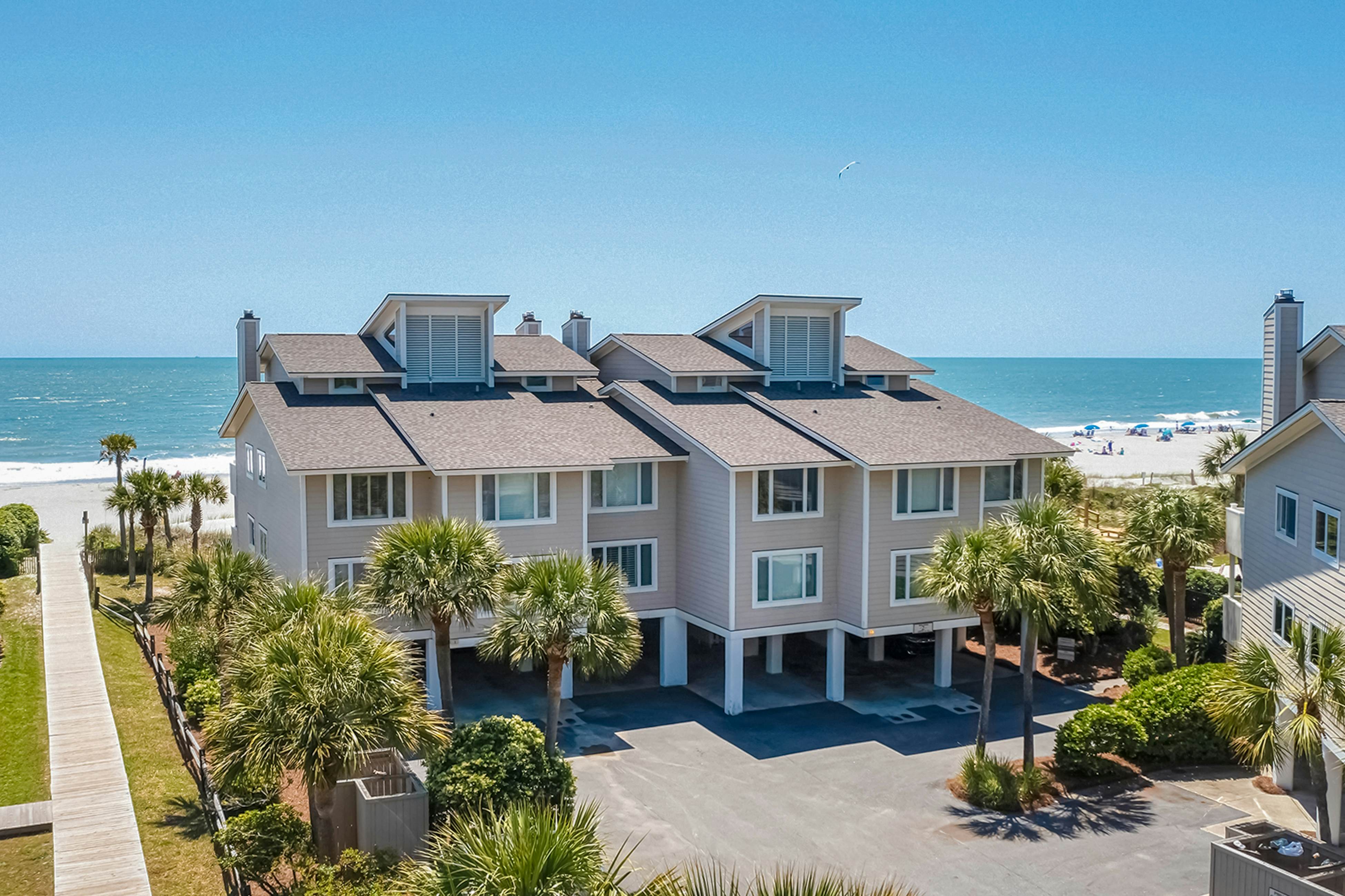 Oceanfront beach condo with WiFi, washer/dryer, pool - snowbirds welcome