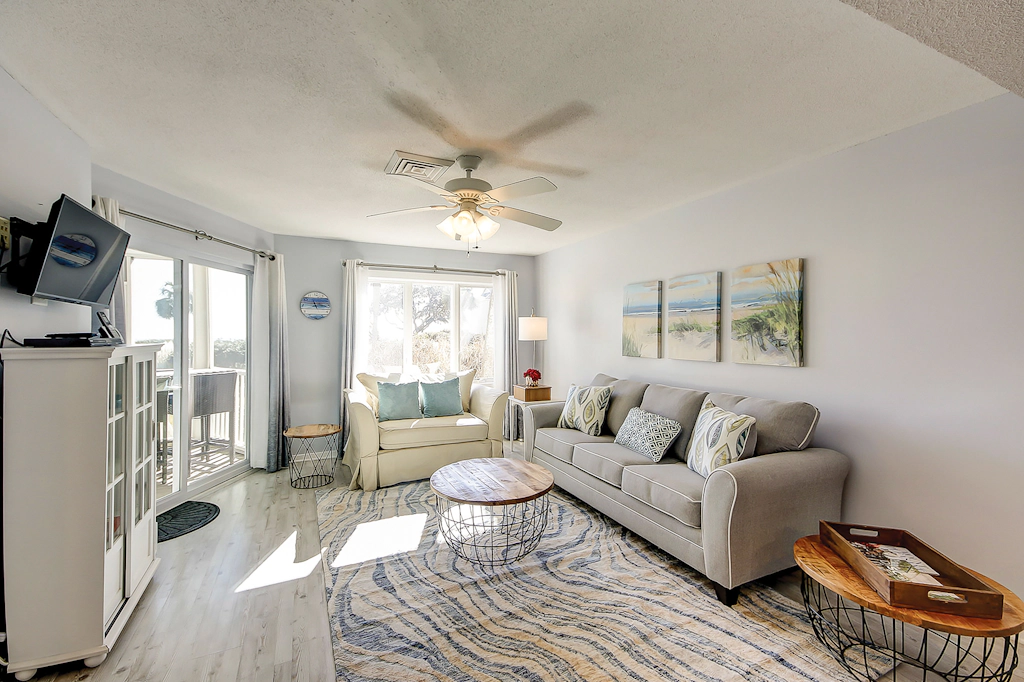 1st-floor condo with beach access, patio, & outdoor pool - snowbirds welcome