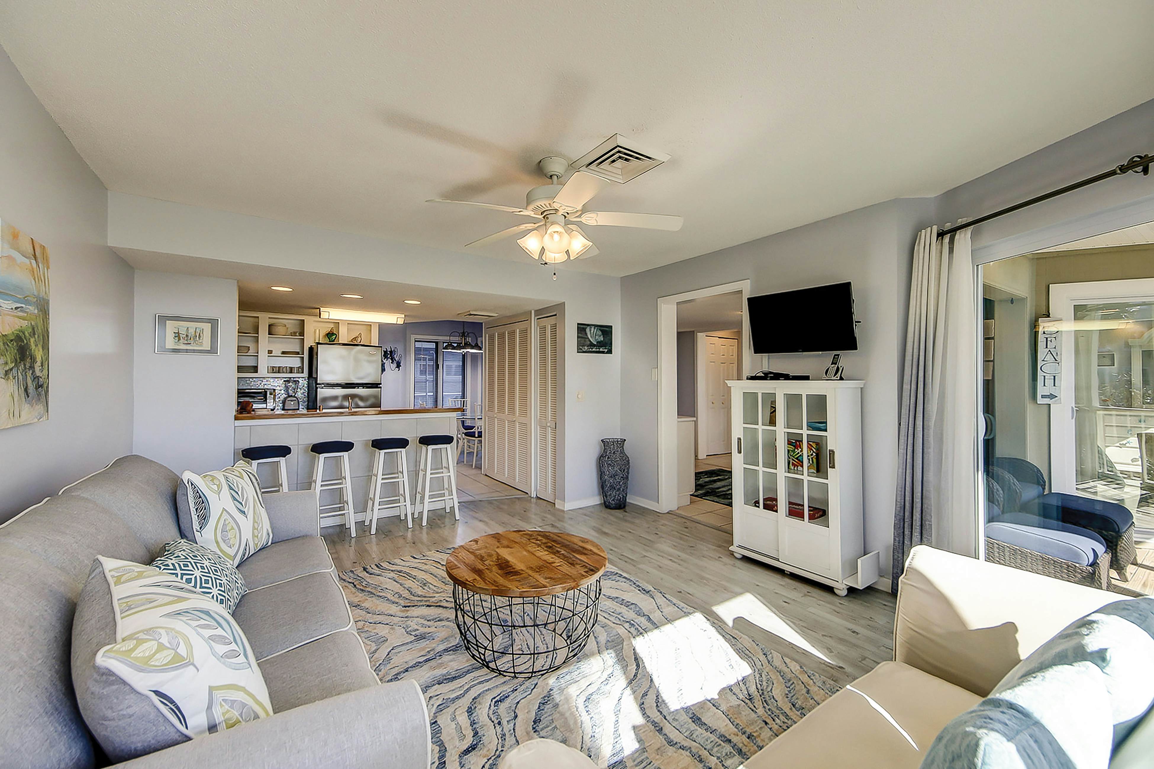 1st-floor condo with beach access, patio, & outdoor pool - snowbirds welcome