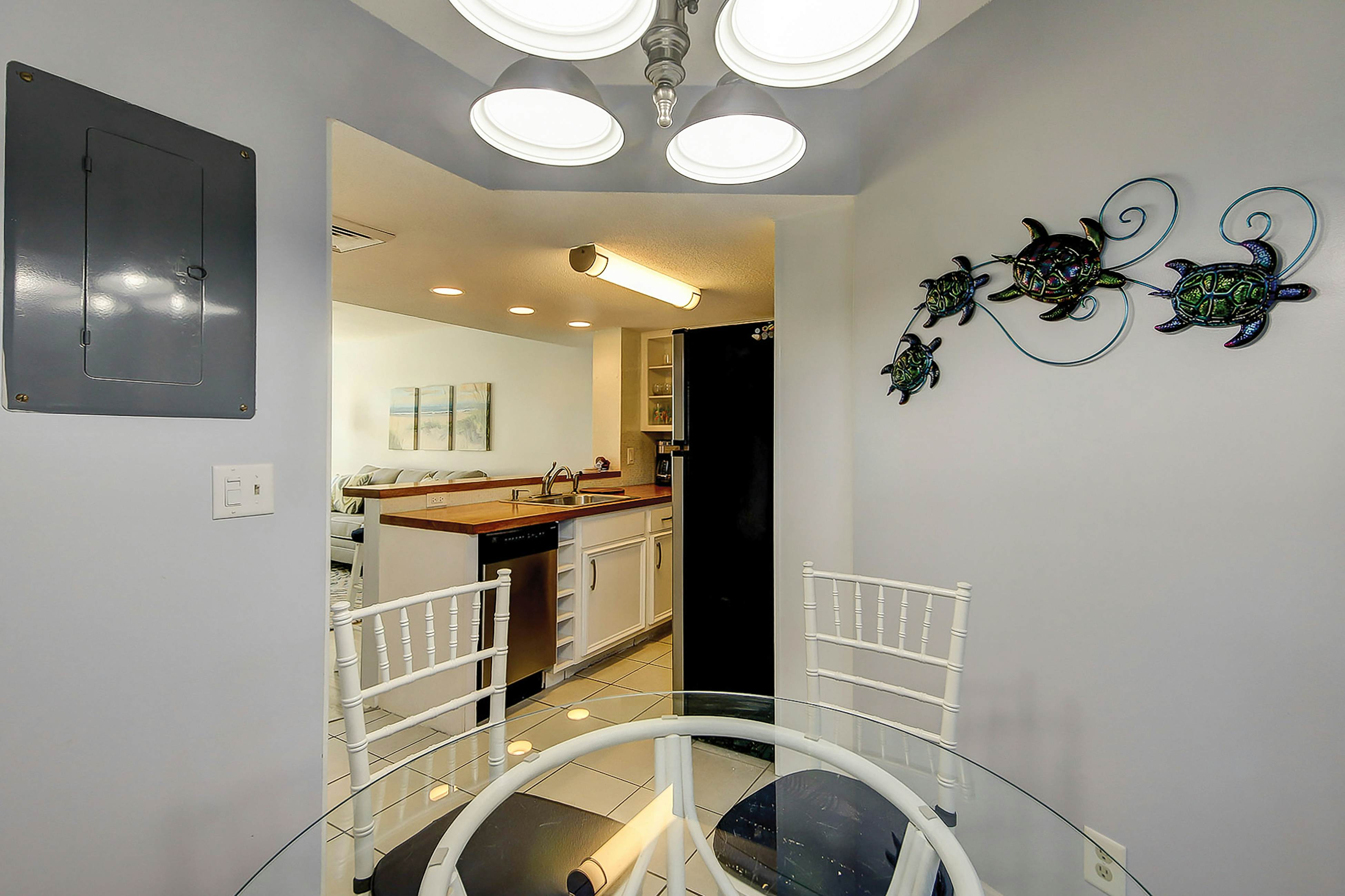 1st-floor condo with beach access, patio, & outdoor pool - snowbirds welcome