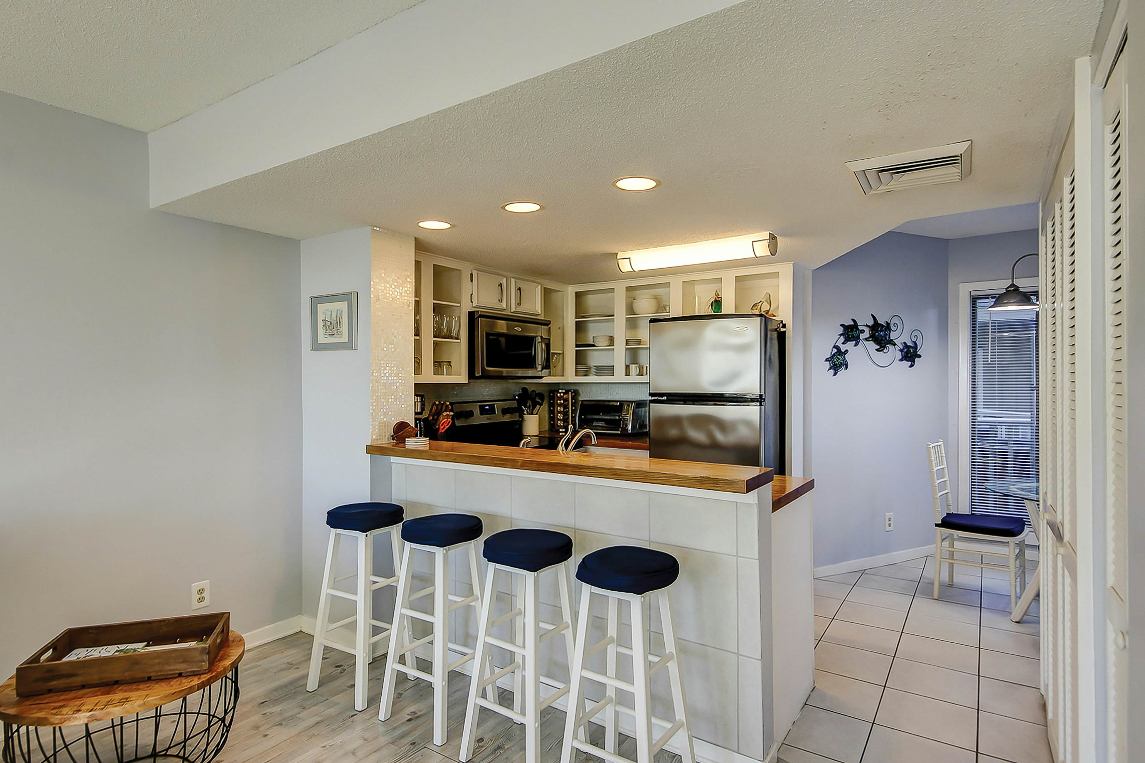1st-floor condo with beach access, patio, & outdoor pool - snowbirds welcome