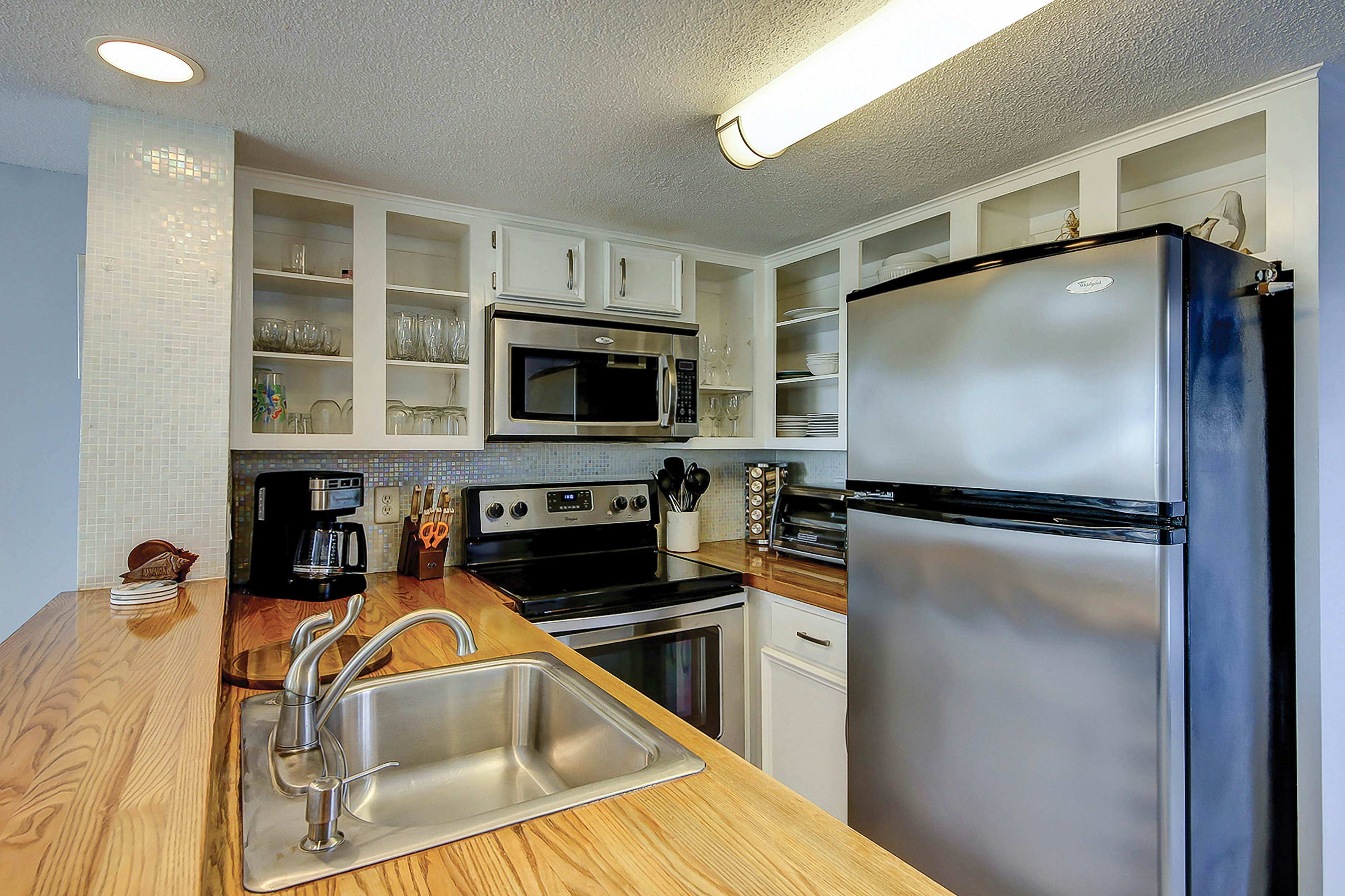 1st-floor condo with beach access, patio, & outdoor pool - snowbirds welcome