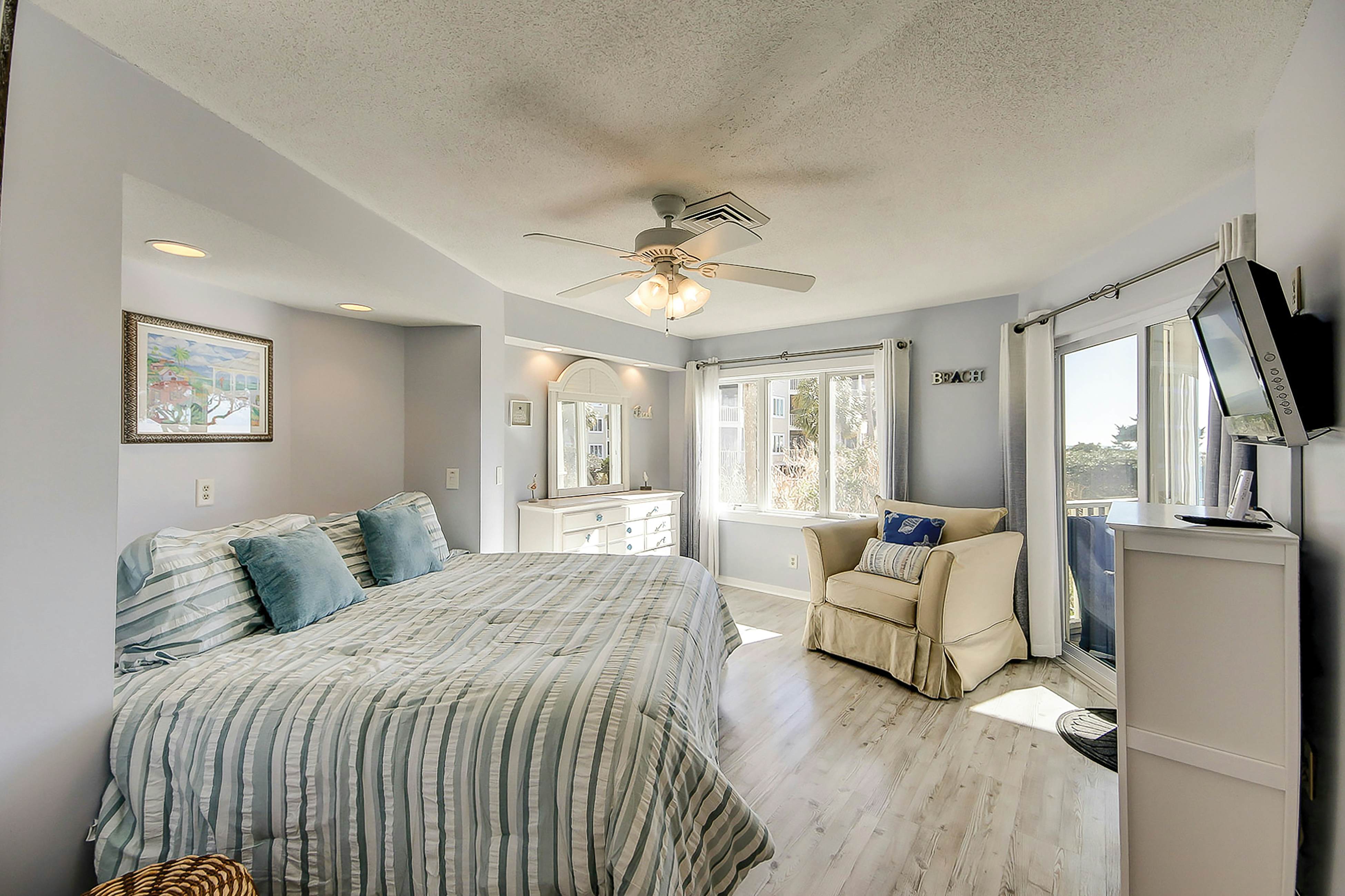 1st-floor condo with beach access, patio, & outdoor pool - snowbirds welcome
