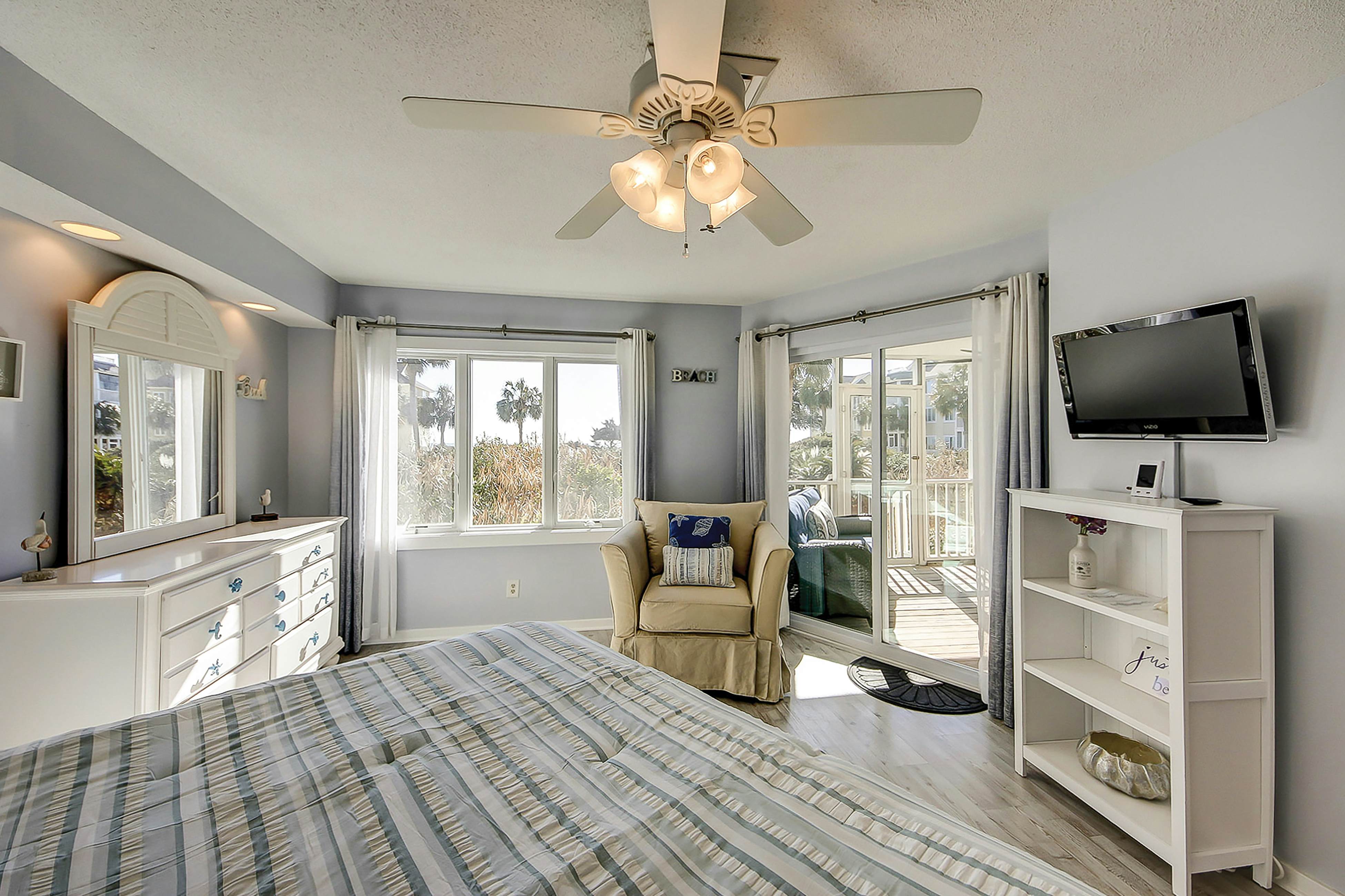 1st-floor condo with beach access, patio, & outdoor pool - snowbirds welcome