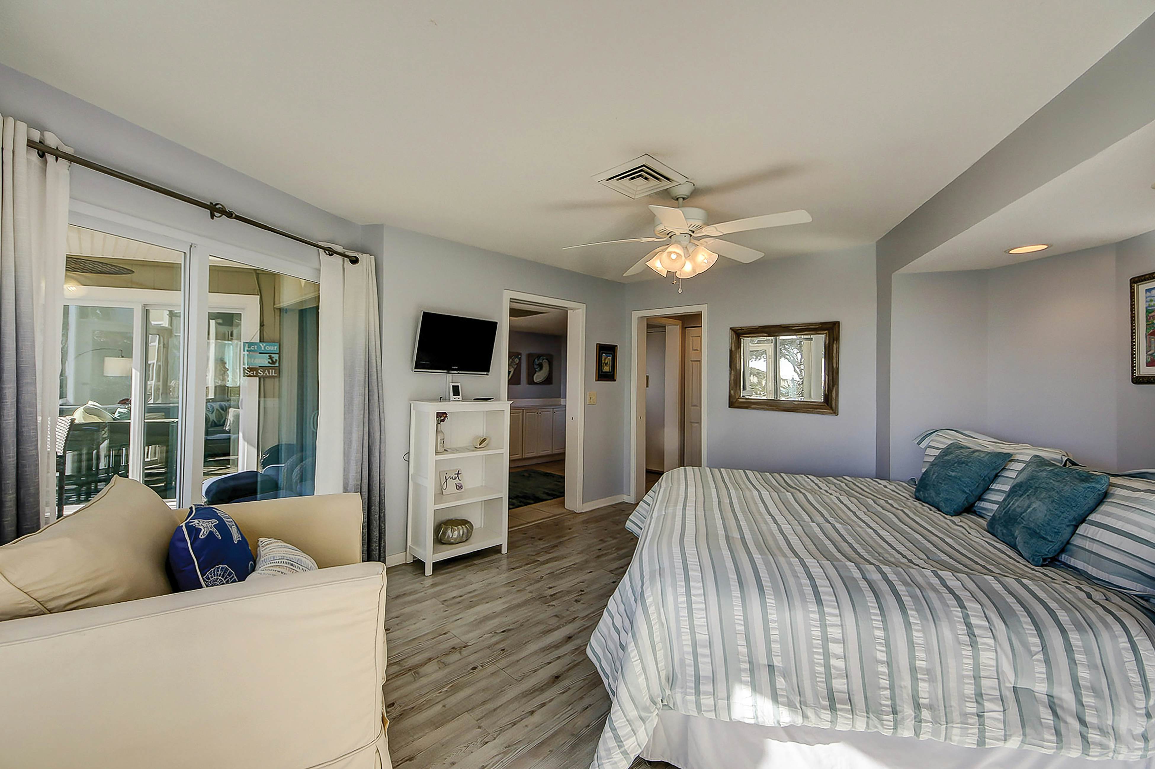 1st-floor condo with beach access, patio, & outdoor pool - snowbirds welcome