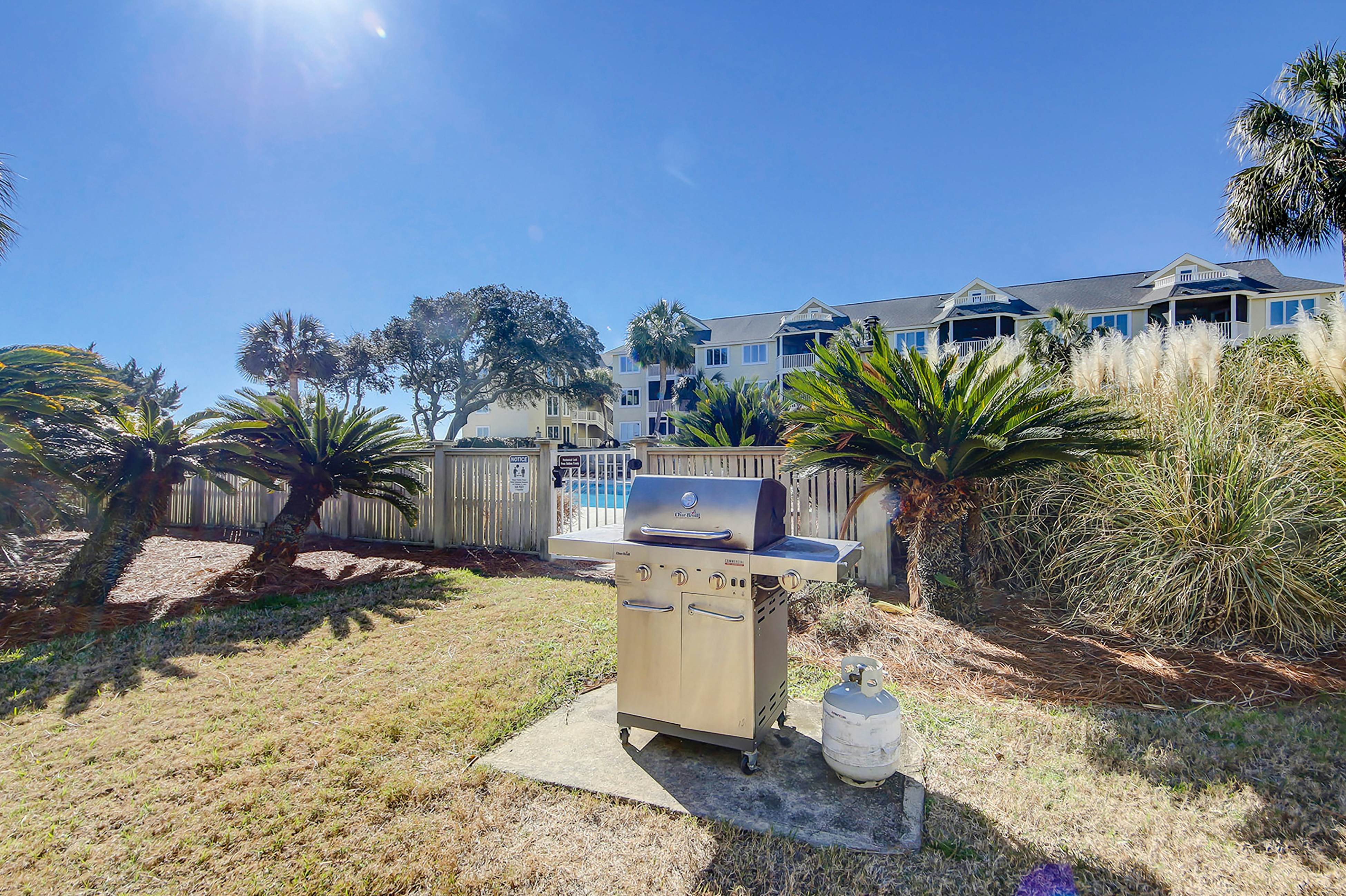 1st-floor condo with beach access, patio, & outdoor pool - snowbirds welcome