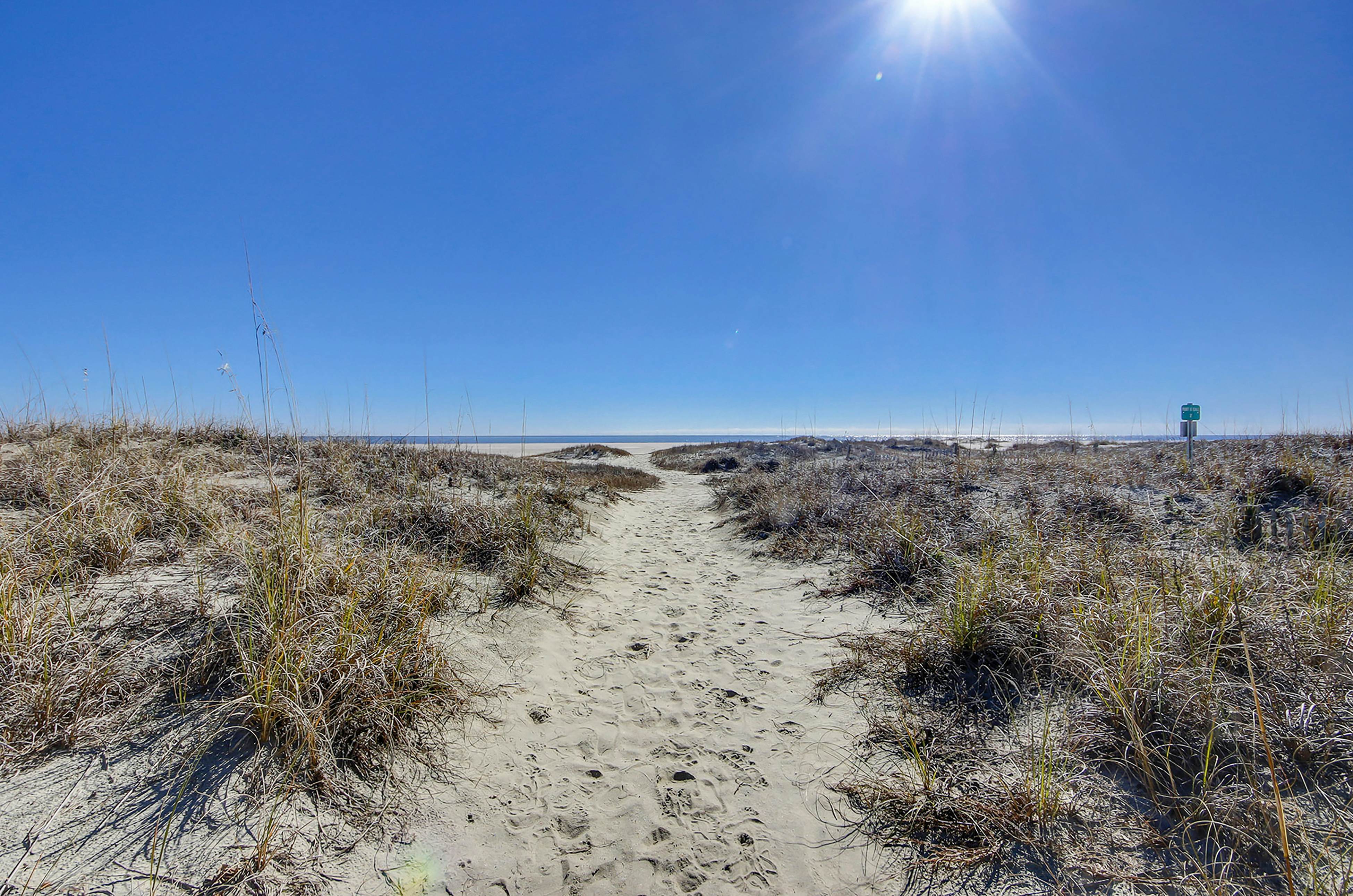 1st-floor condo with beach access, patio, & outdoor pool - snowbirds welcome