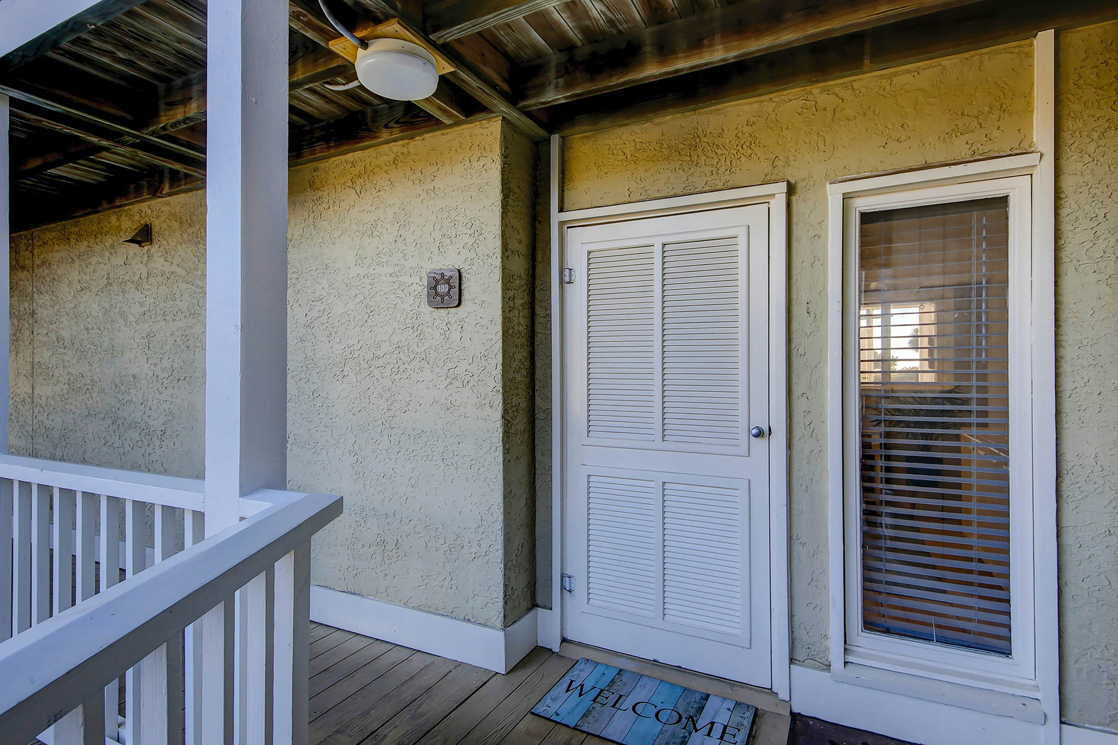 1st-floor condo with beach access, patio, & outdoor pool - snowbirds welcome