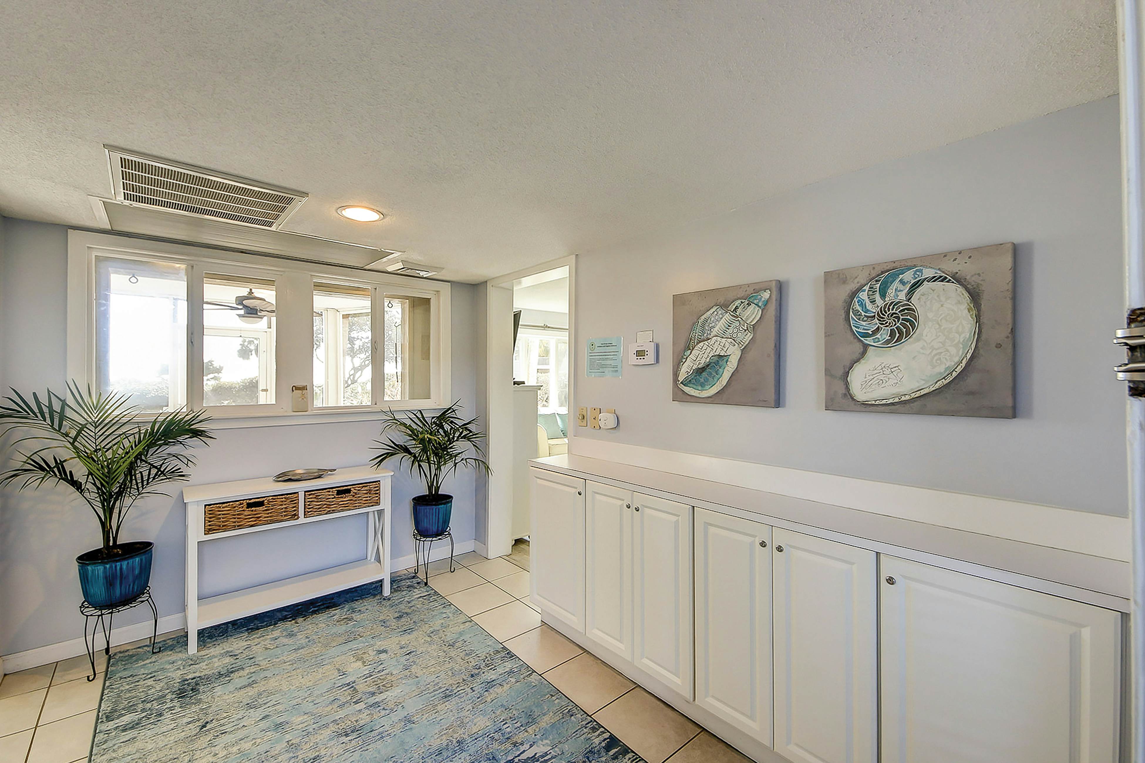 1st-floor condo with beach access, patio, & outdoor pool - snowbirds welcome