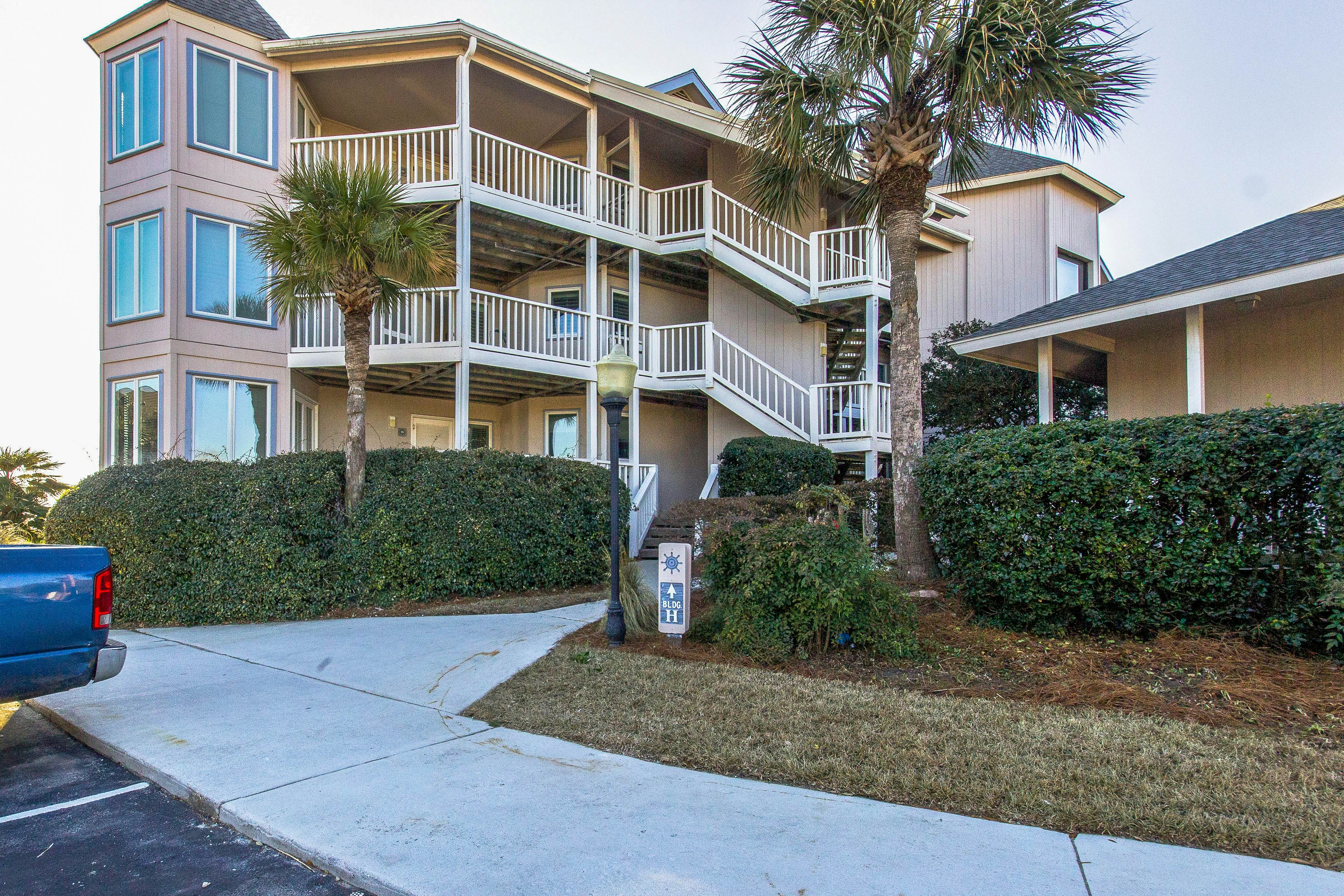 Second-floor villa with lovely ocean views, pickleball, pool & screened deck