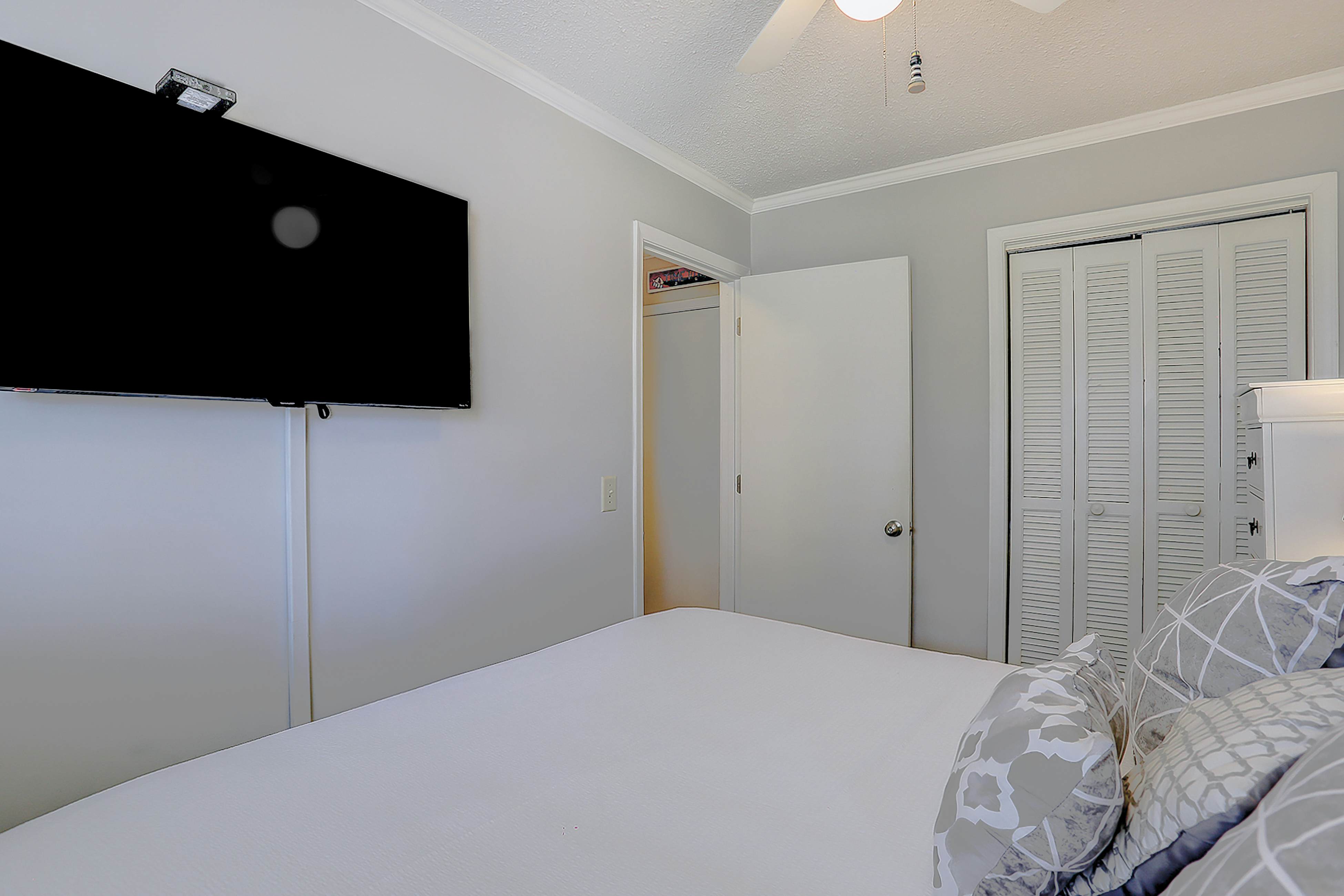 Beachfront condo with pool, beach access, pier, private balcony, & central AC