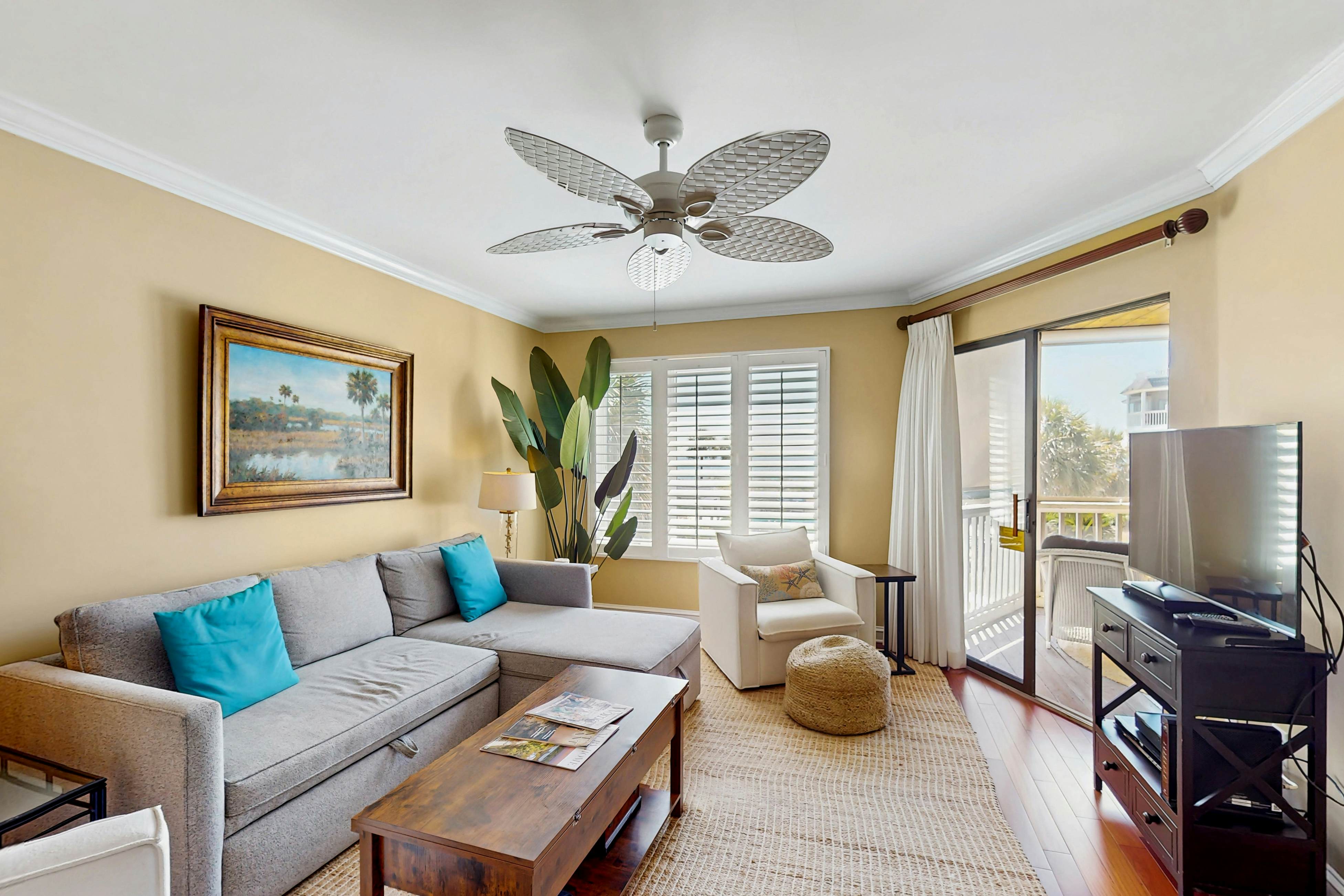 Professionally-decorated villa w/beautiful ocean views and shared pool & grill