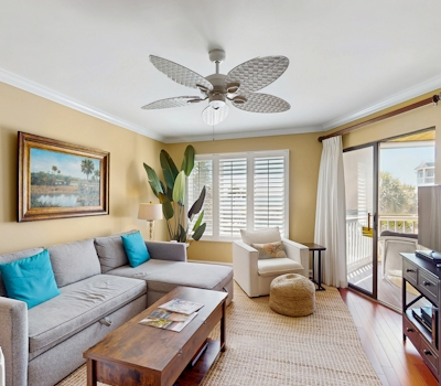 Professionally-decorated villa w/beautiful ocean views and shared pool & grill