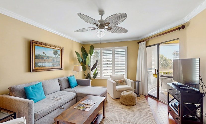 Professionally-decorated villa w/beautiful ocean views and shared pool & grill