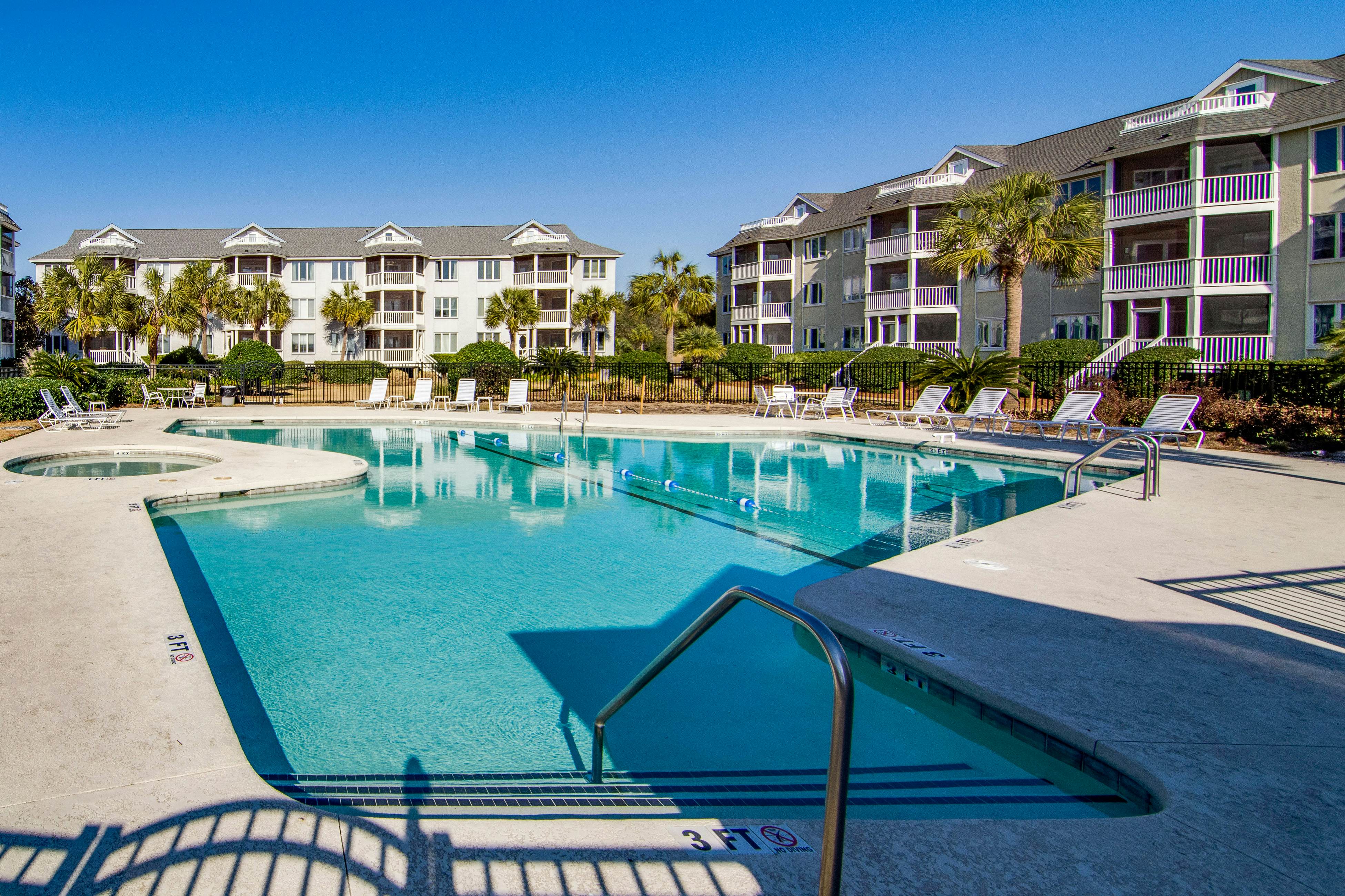 Professionally-decorated villa w/beautiful ocean views and shared pool & grill