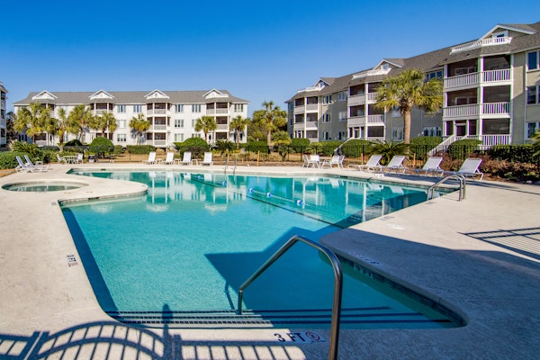 Professionally-decorated villa w/beautiful ocean views and shared pool & grill