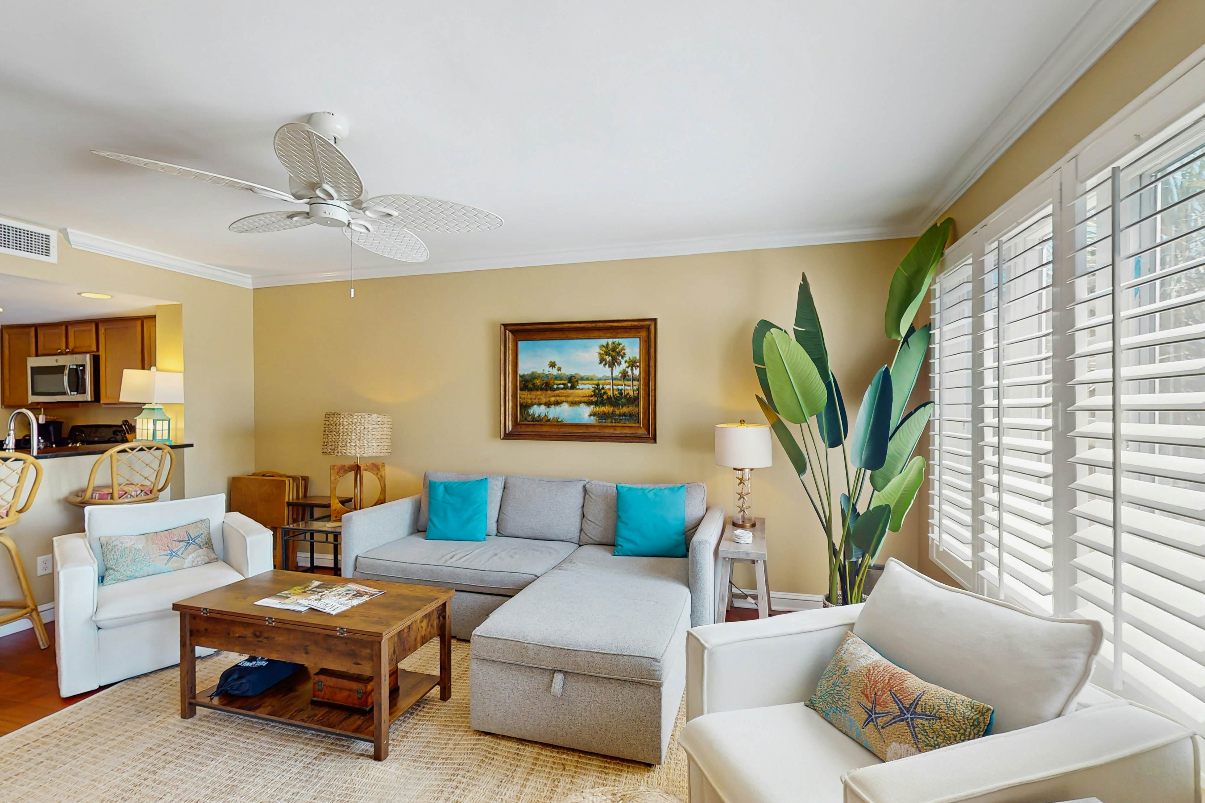 Professionally-decorated villa w/beautiful ocean views and shared pool & grill