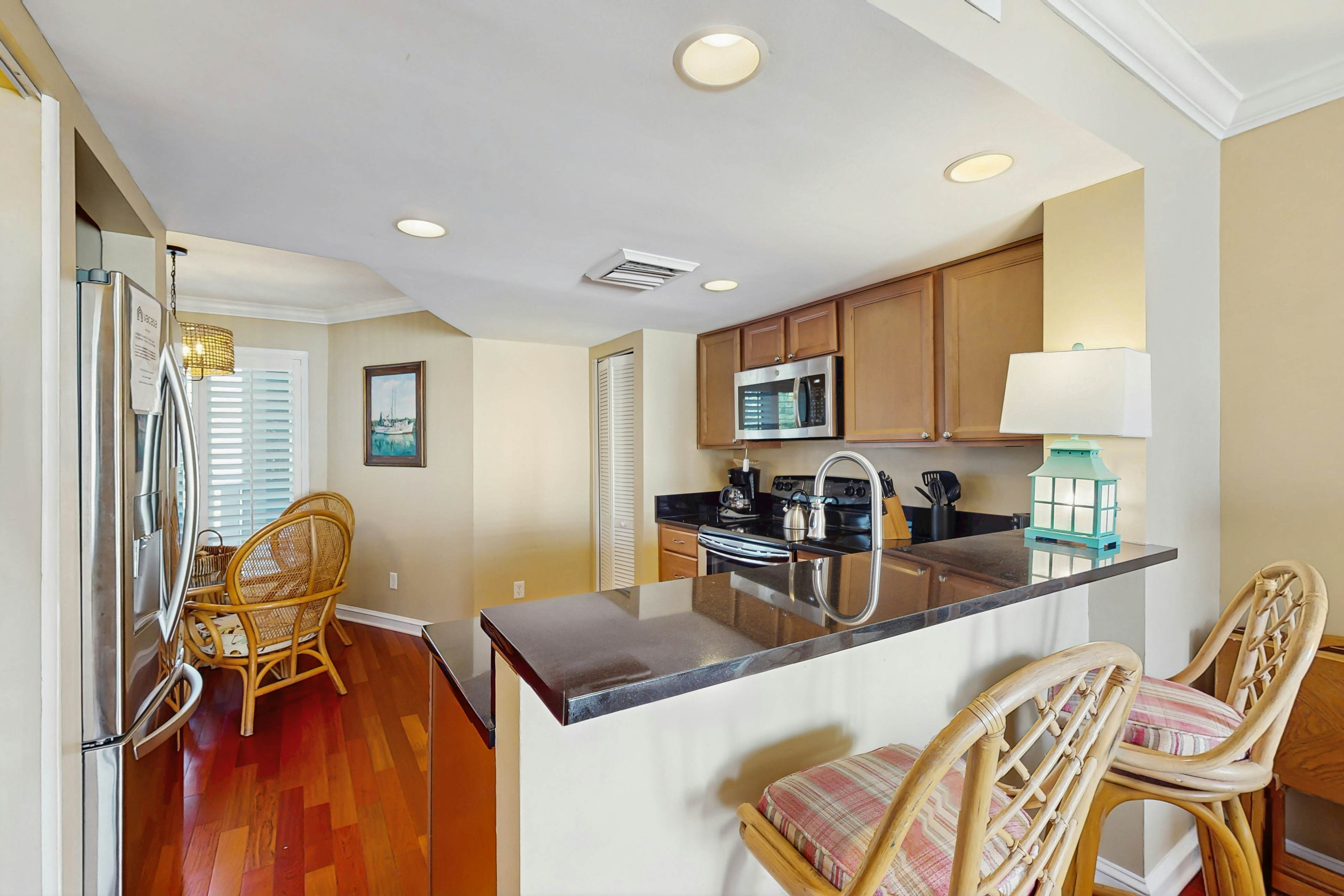 Professionally-decorated villa w/beautiful ocean views and shared pool & grill