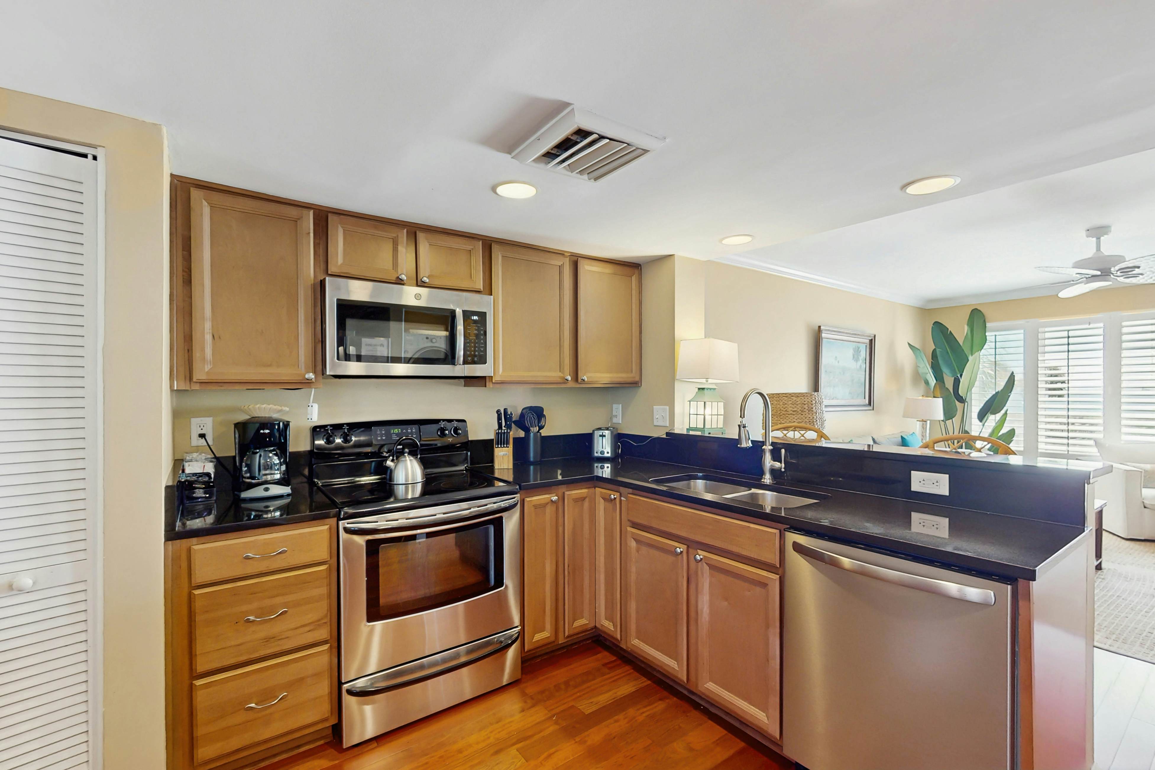 Professionally-decorated villa w/beautiful ocean views and shared pool & grill