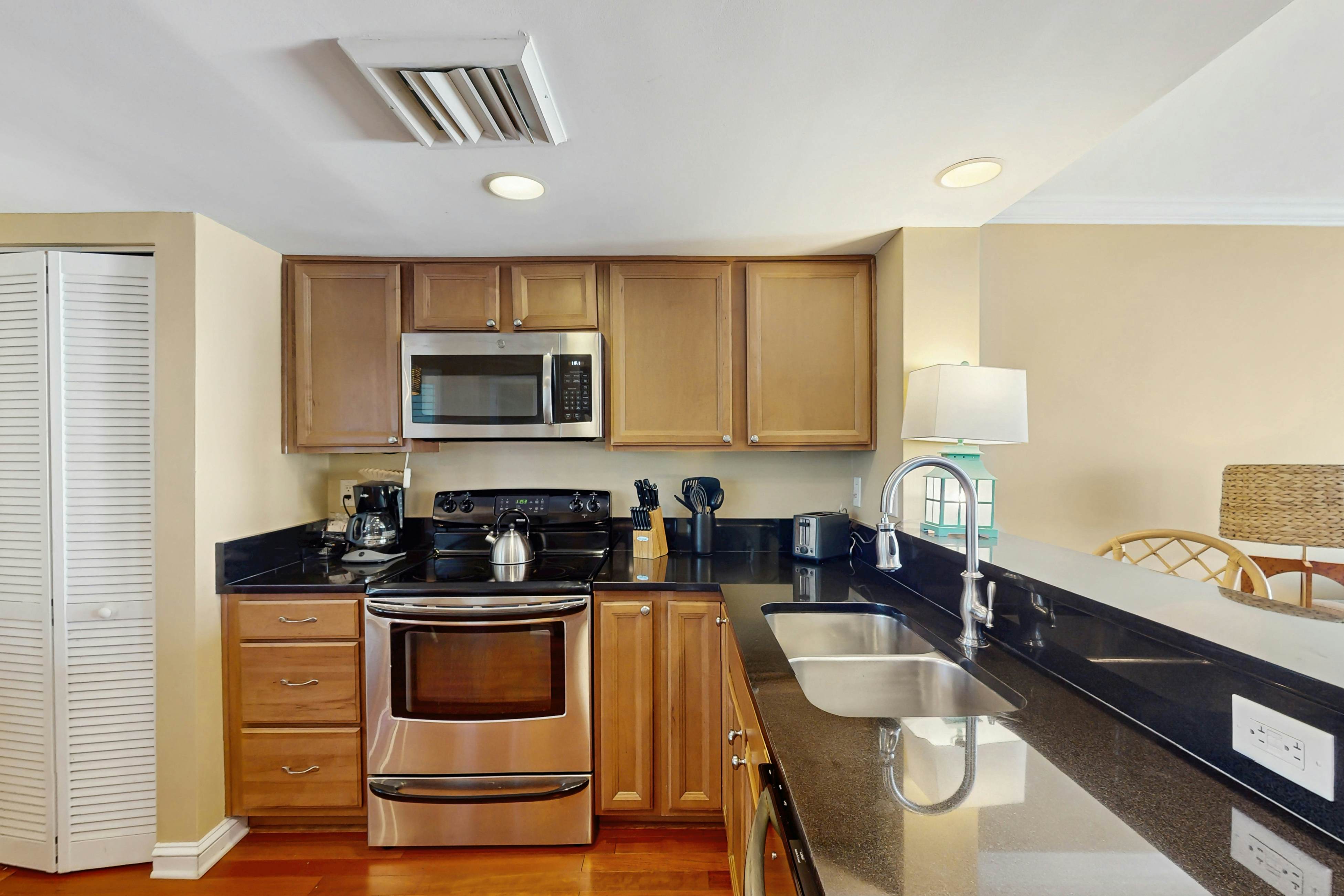 Professionally-decorated villa w/beautiful ocean views and shared pool & grill