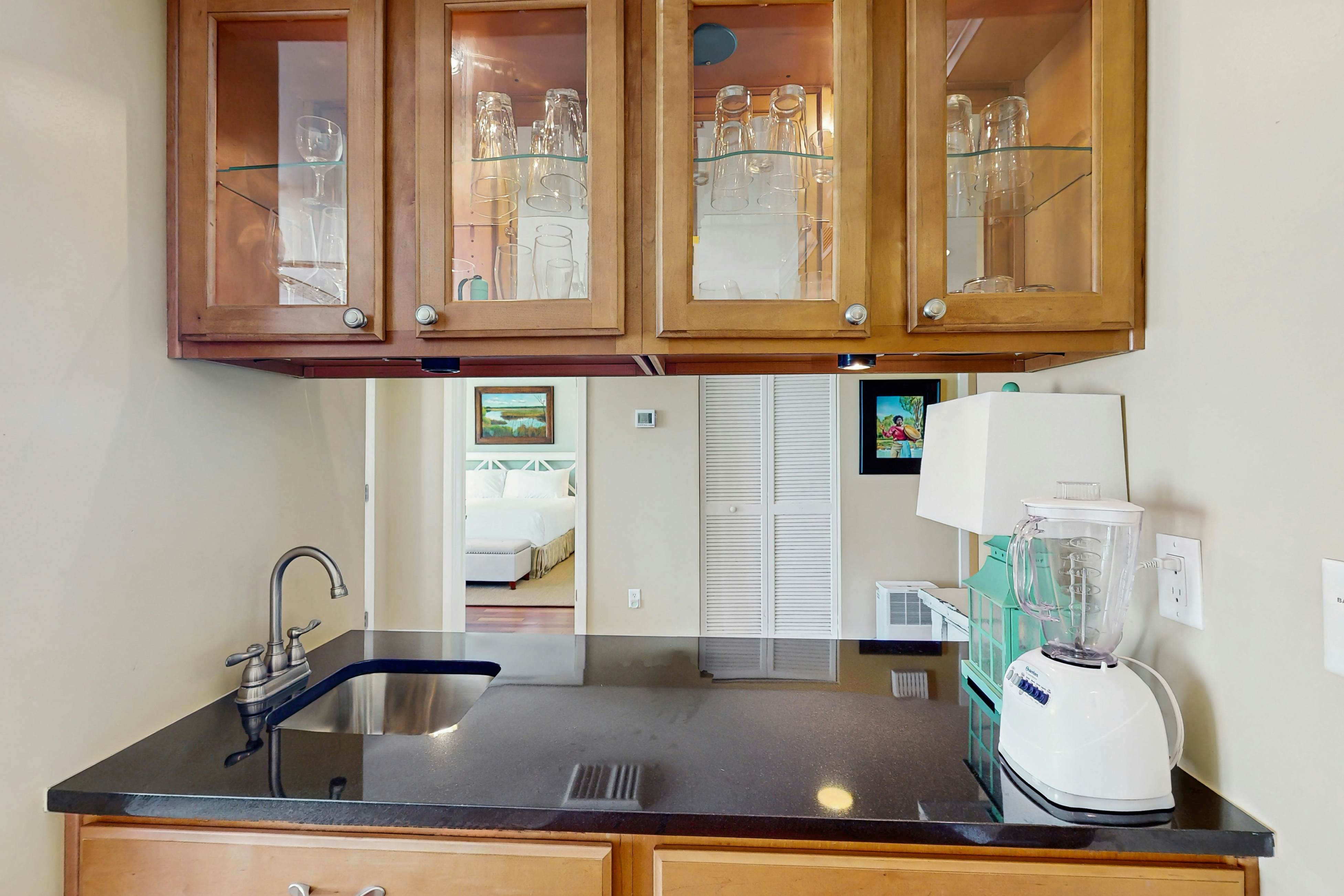 Professionally-decorated villa w/beautiful ocean views and shared pool & grill