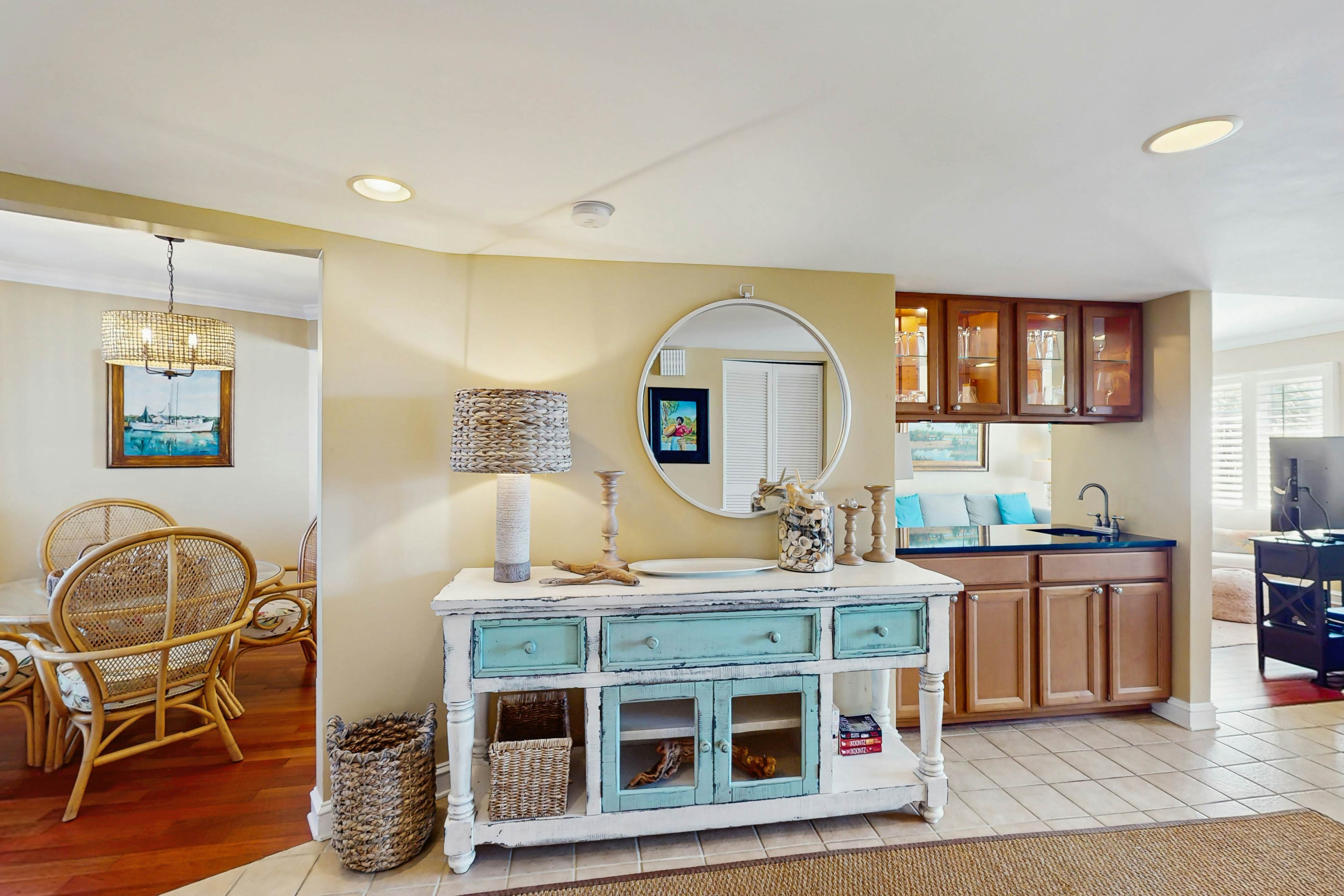 Professionally-decorated villa w/beautiful ocean views and shared pool & grill