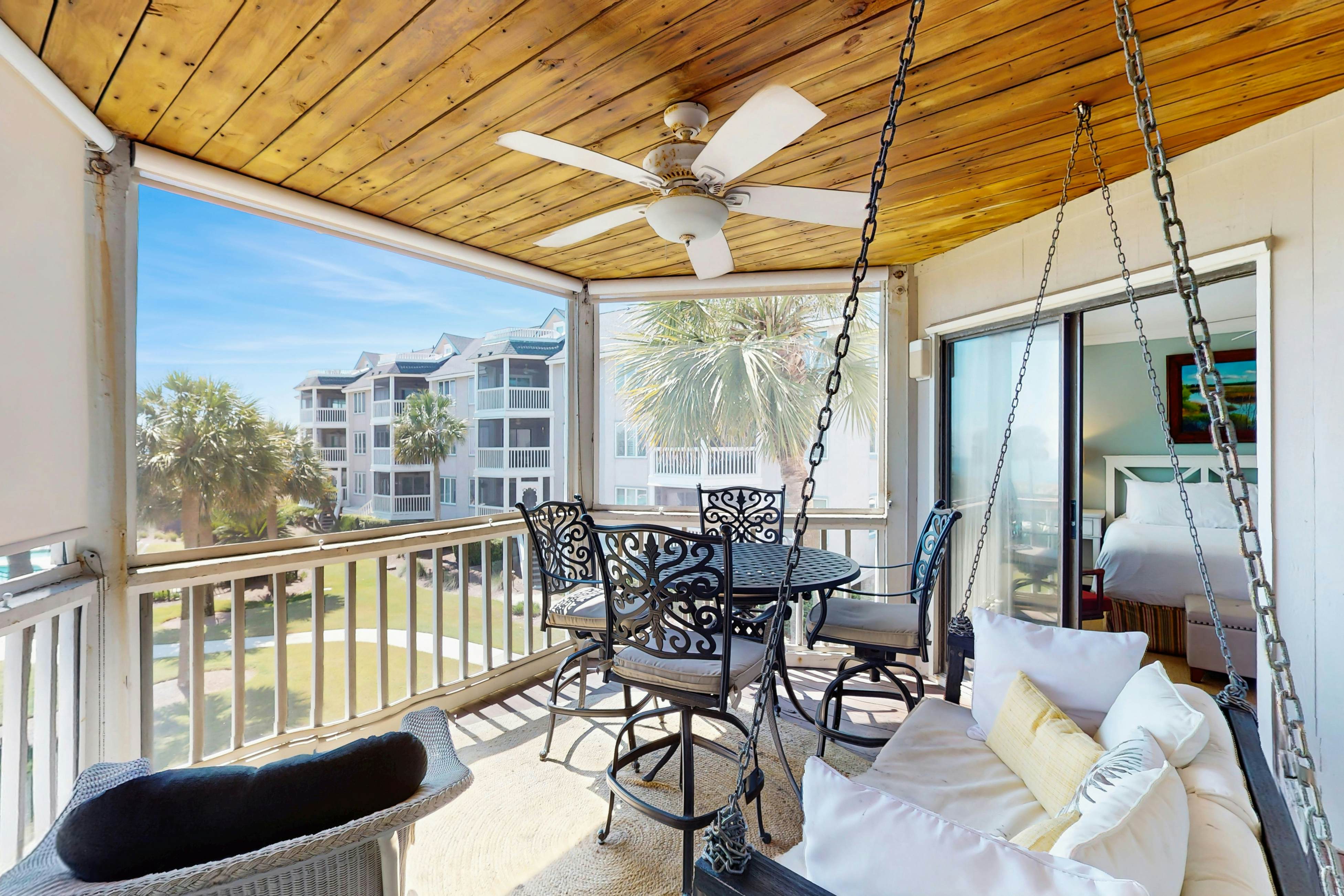 Professionally-decorated villa w/beautiful ocean views and shared pool & grill