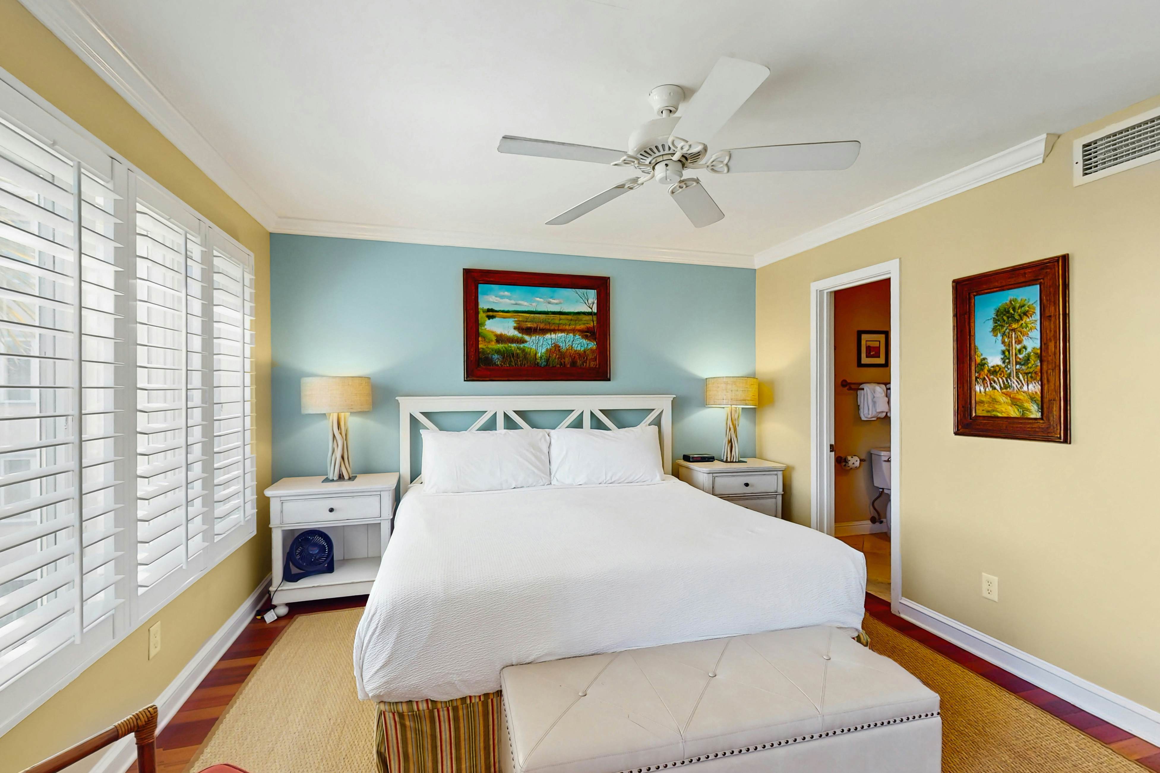 Professionally-decorated villa w/beautiful ocean views and shared pool & grill