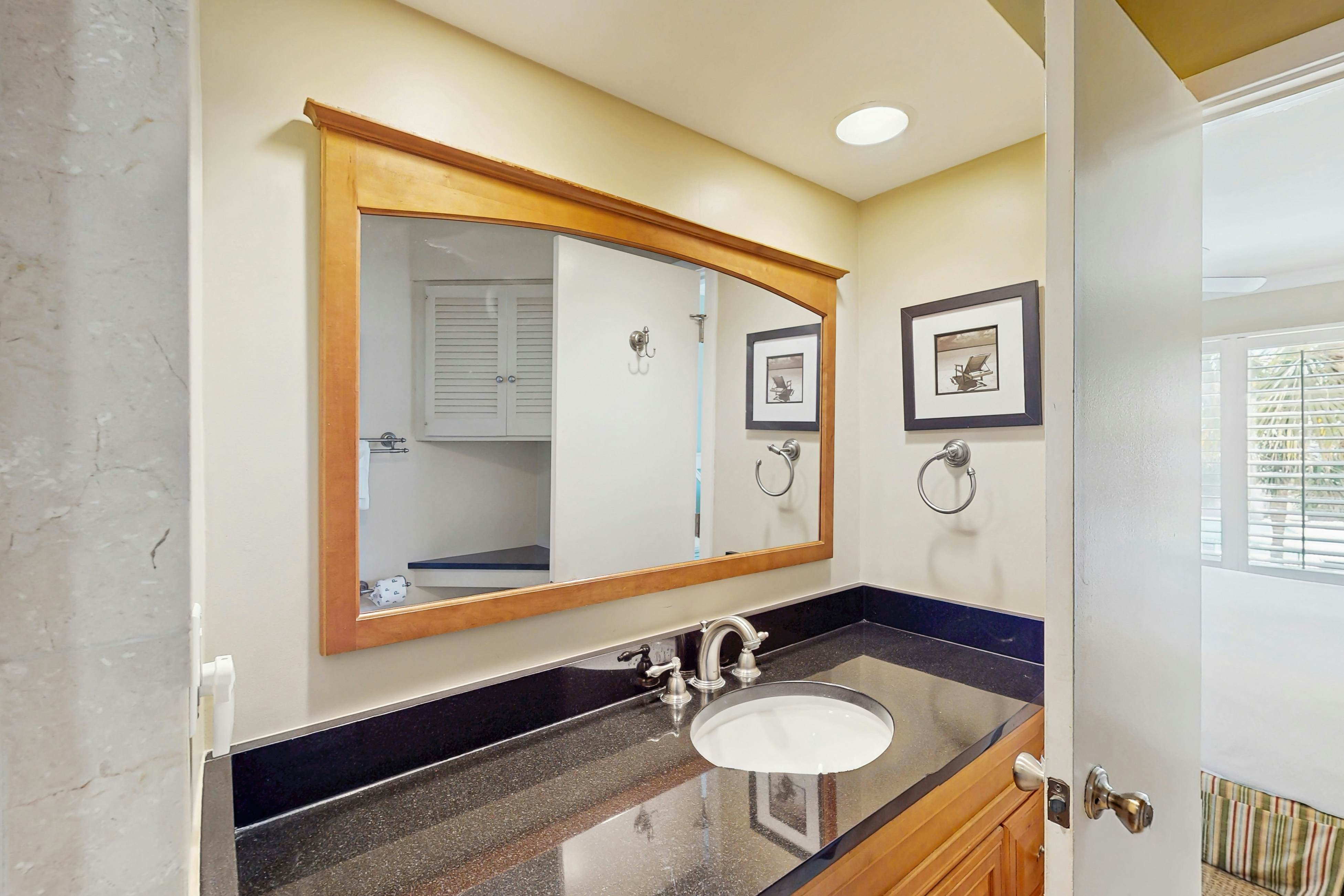 Professionally-decorated villa w/beautiful ocean views and shared pool & grill